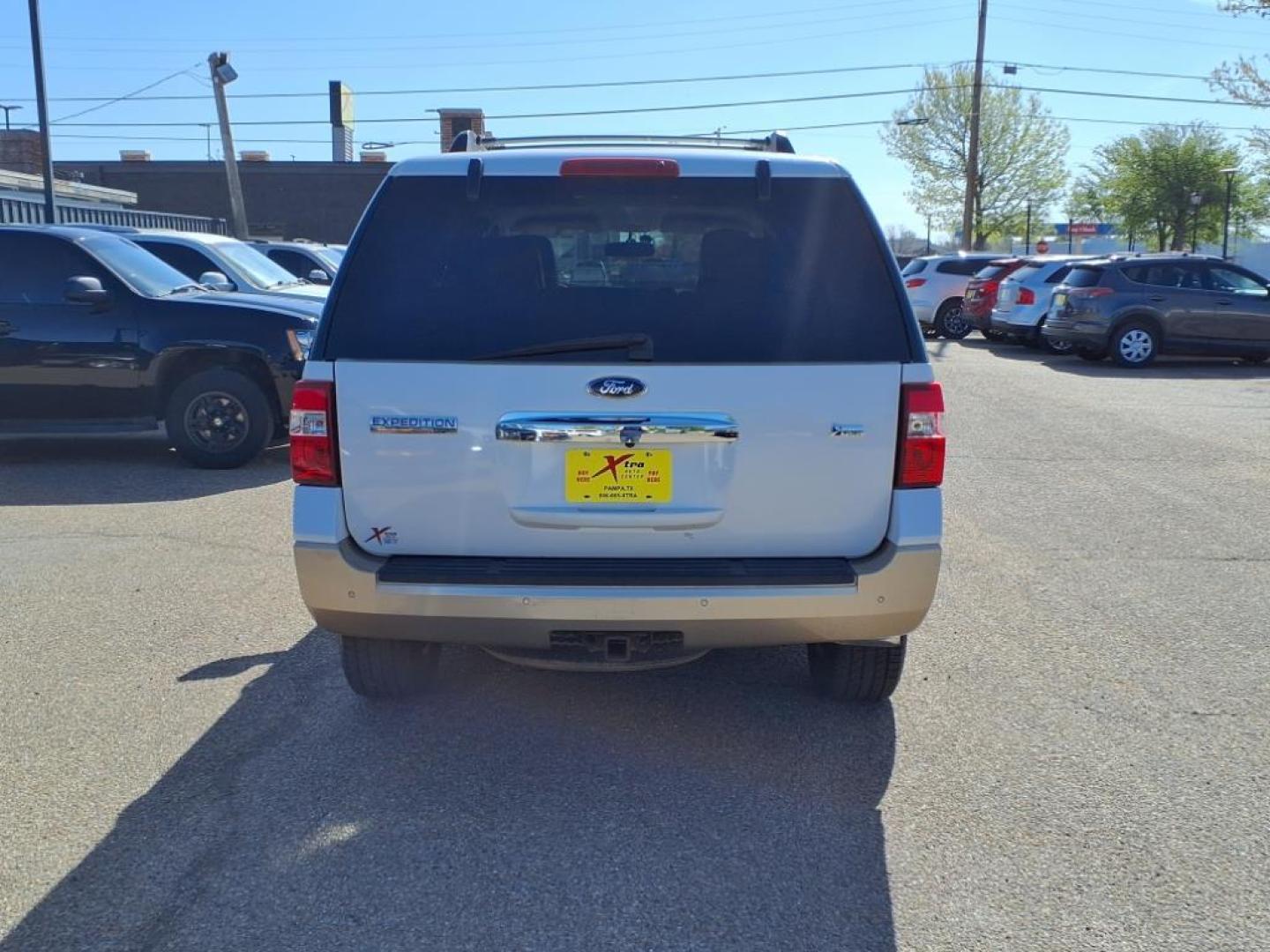 2013 White Platinum Metallic Tri-Coat Ug Ford Expedition XLT (1FMJU1H56DE) with an 5.4L 5.4L Flex Fuel V8 310hp 365ft. lbs. Sequential Multiport Fuel Injection engine, 6-Speed Automatic transmission, located at 1401 N. Hobart, Pampa, TX, 79065, (806) 665-9872, 35.549953, -100.975098 - Photo#3