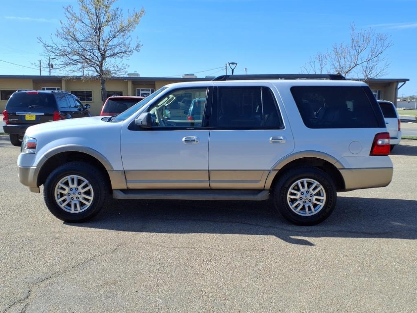2013 White Platinum Metallic Tri-Coat Ug Ford Expedition XLT (1FMJU1H56DE) with an 5.4L 5.4L Flex Fuel V8 310hp 365ft. lbs. Sequential Multiport Fuel Injection engine, 6-Speed Automatic transmission, located at 1401 N. Hobart, Pampa, TX, 79065, (806) 665-9872, 35.549953, -100.975098 - Photo#4