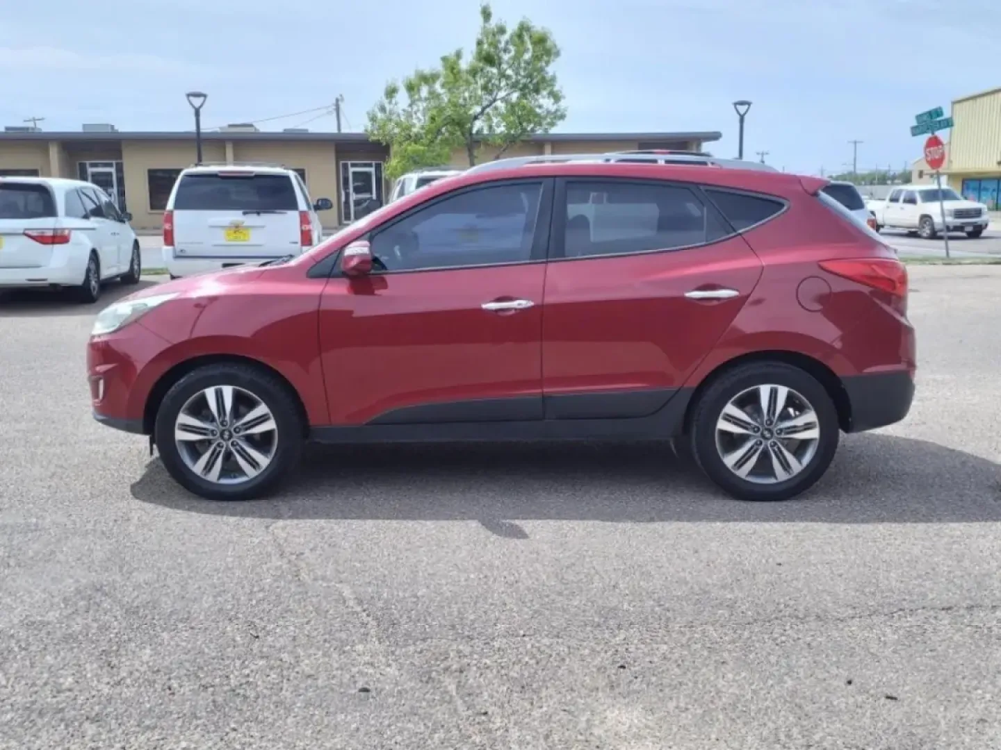 2014 Garnet Red Hyundai Tucson GLS AWD (KM8JUCAG2EU) with an Other engine, Automatic transmission, located at 1401 N. Hobart, Pampa, TX, 79065, (806) 665-9872, 35.549953, -100.975098 - Are you searching for the perfect SUV that combines style, versatility, and dependability for your everyday adventures? Look no further! The 2014 Hyundai Tucson GLS AWD is designed for those who crave a reliable vehicle for family outings, daily commutes, and weekend escapades. With its spacious int - Photo#4