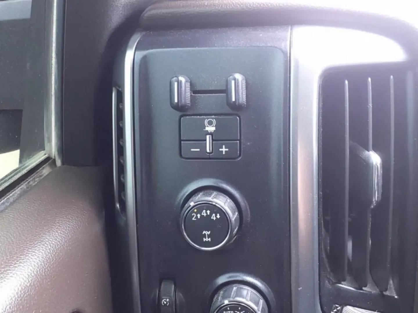2019 Iridescent Pearl Tricoat Chevrolet Silverado 2500HD LTZ Crew Cab Long Box 4WD (1GC1KTEYXKF) with an Other engine, Automatic transmission, located at 1401 N. Hobart, Pampa, TX, 79065, (806) 665-9872, 35.549953, -100.975098 - **Unleash the Power of Adventure with the 2019 Chevrolet Silverado 2500HD LTZ 4WD!**<br /> <br /> Are you ready to elevate your lifestyle and tackle any challenge that comes your way? Whether you're commuting to work, hauling heavy loads, or planning weekend adventures, the 2019 Chevrolet Silverado - Photo#12