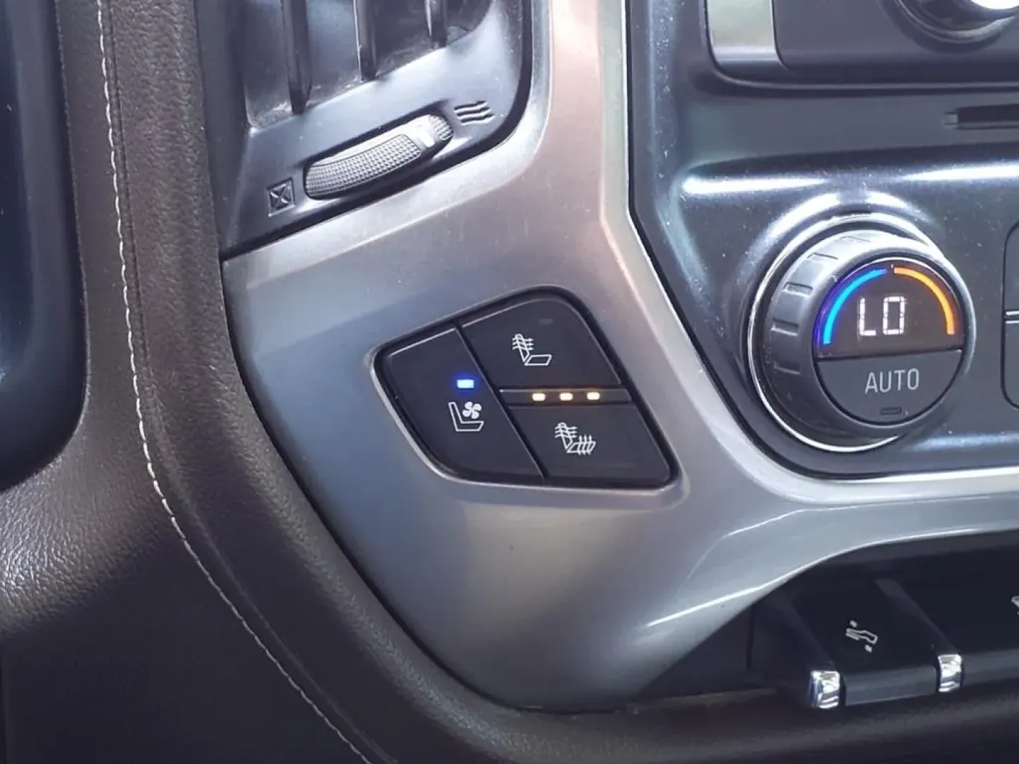 2019 Iridescent Pearl Tricoat Chevrolet Silverado 2500HD LTZ Crew Cab Long Box 4WD (1GC1KTEYXKF) with an Other engine, located at 1401 N. Hobart, Pampa, TX, 79065, (806) 665-9872, 35.549953, -100.975098 - **Unleash the Power of Adventure with the 2019 Chevrolet Silverado 2500HD LTZ 4WD!**<br /> <br /> Are you ready to elevate your lifestyle and tackle any challenge that comes your way? Whether you're commuting to work, hauling heavy loads, or planning weekend adventures, the 2019 Chevrolet Silverado - Photo#9