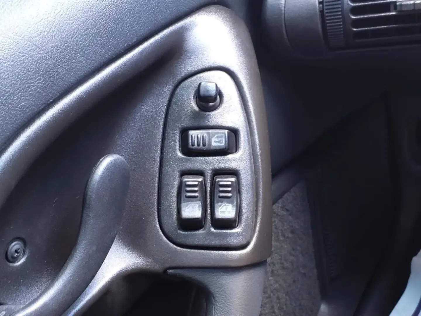 1994 Arctic White Chevrolet CAMARO Z28 (2G1FP22P1R2) with an 5.7L engine, Automatic transmission, located at 1401 N. Hobart, Pampa, TX, 79065, (806) 665-9872, 35.549953, -100.975098 - Rev up your lifestyle with this classic 1994 Chevrolet Camaro Z28, perfect for those who crave adventure and excitement on the road! Whether you're a car enthusiast looking for a vintage muscle car or a budget-conscious buyer seeking a reliable vehicle, this Camaro embodies both style and performanc - Photo#9