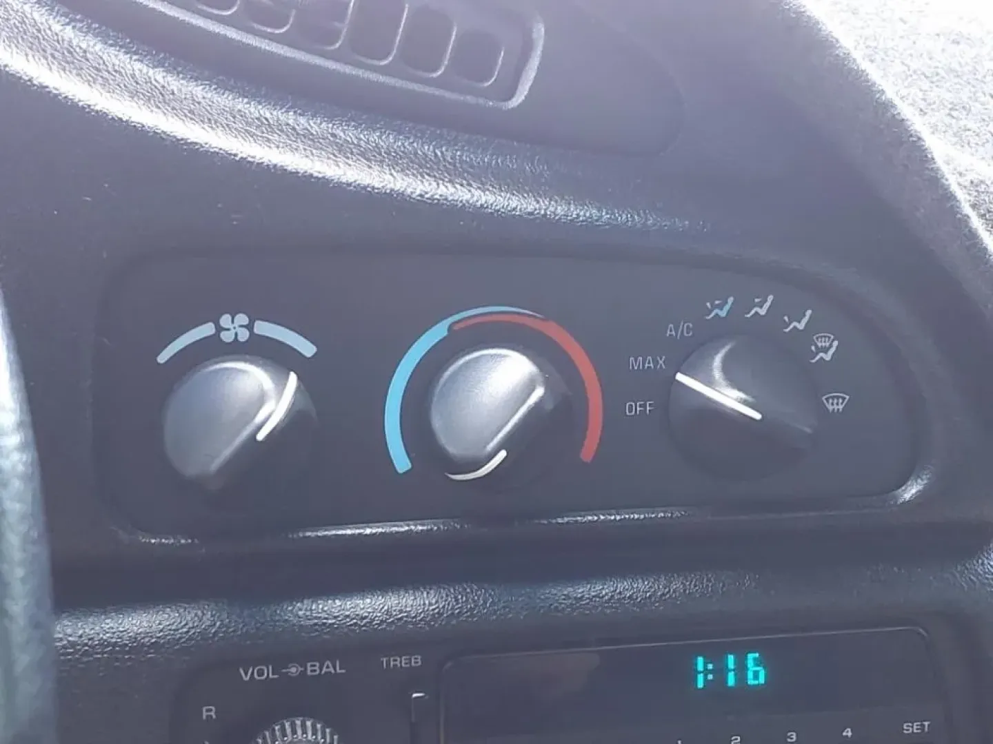 1994 Arctic White Chevrolet CAMARO Z28 (2G1FP22P1R2) with an 5.7L engine, Automatic transmission, located at 1401 N. Hobart, Pampa, TX, 79065, (806) 665-9872, 35.549953, -100.975098 - Rev up your lifestyle with this classic 1994 Chevrolet Camaro Z28, perfect for those who crave adventure and excitement on the road! Whether you're a car enthusiast looking for a vintage muscle car or a budget-conscious buyer seeking a reliable vehicle, this Camaro embodies both style and performanc - Photo#7