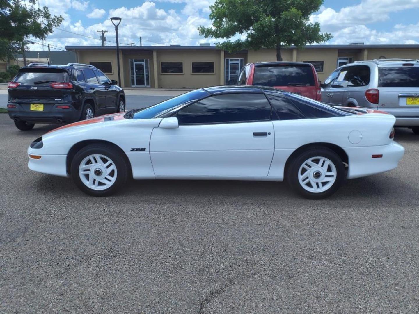 1994 Arctic White Chevrolet Camaro Z28 (2G1FP22P1R2) with an 5.7L 5L NA V8 overhead valves (OHV) 16V Fuel Injected engine, Automatic transmission, located at 1401 N. Hobart, Pampa, TX, 79065, (806) 665-9872, 35.549953, -100.975098 - Photo#4