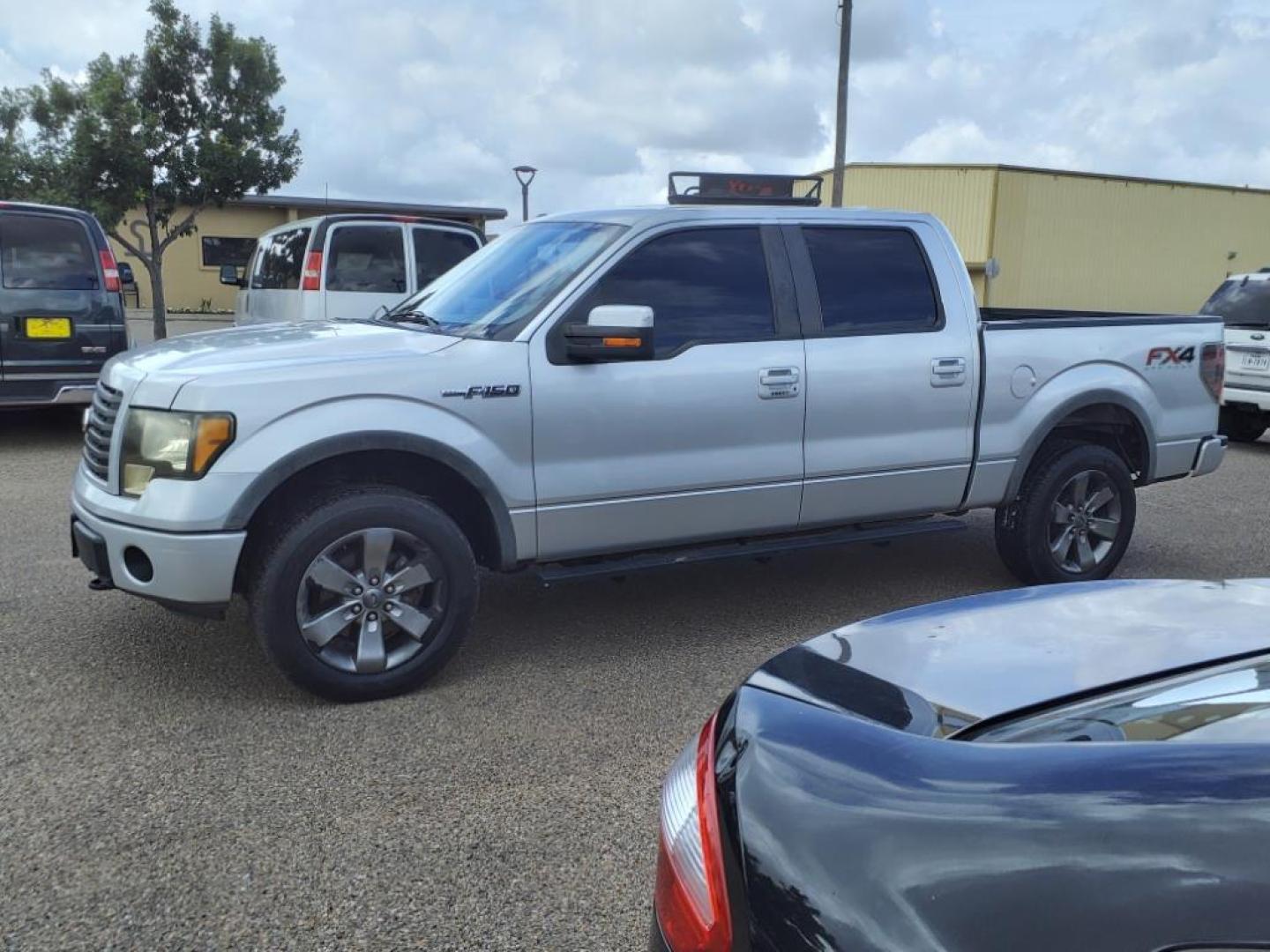 2012 Ingot Silver Metallic Ford F-150 FX4 (1FTFW1EF4CF) with an 5.0L 5.0L Flex Fuel V8 360hp 380ft. lbs. Sequential Multiport Fuel Injection engine, 6-Speed Shiftable Automatic transmission, located at 1401 N. Hobart, Pampa, TX, 79065, (806) 665-9872, 35.549953, -100.975098 - Photo#4