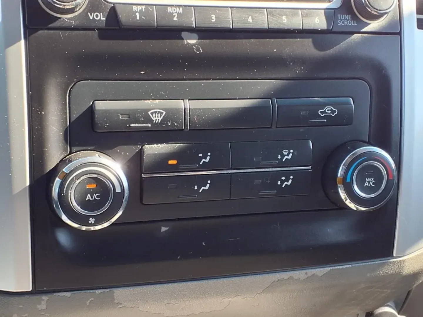 2015 Brilliant Silver Nissan Frontier S (1N6AD0EV8FN) with an 4.0L engine, Automatic transmission, located at 1401 N. Hobart, Pampa, TX, 79065, (806) 665-9872, 35.549953, -100.975098 - **Unleash Your Adventurous Spirit with the 2015 Nissan Frontier - Perfect for Every Journey!**<br /> <br /> Are you seeking a reliable and rugged pickup truck that can handle both daily commutes and weekend getaways? Look no further than the 2015 Nissan Frontier, proudly offered by Xtra Auto Center - Photo#6