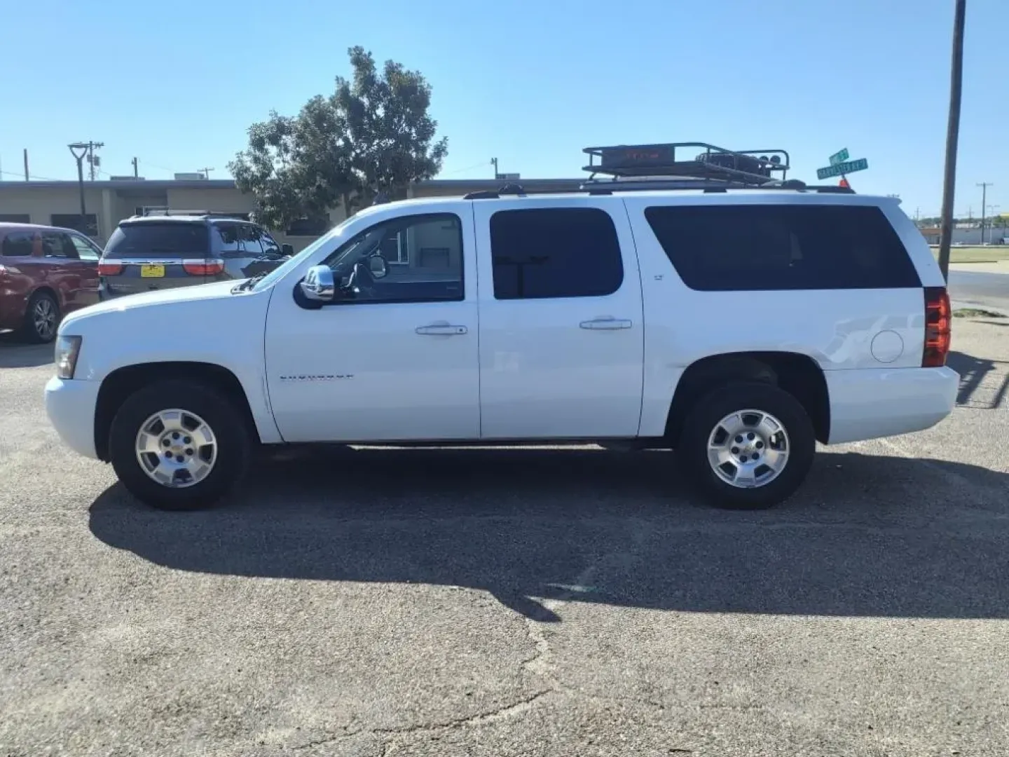 2013 Summit White Chevrolet SUBURBAN 1500 LT (1GNSCJE07DR) with an 5.3L engine, Automatic transmission, located at 1401 N. Hobart, Pampa, TX, 79065, (806) 665-9872, 35.549953, -100.975098 - **Experience the Freedom of Adventure with This 2013 Chevrolet Suburban LT 1500!**<br /> <br /> Are you ready for the ultimate family road trip or weekend getaway? The 2013 Chevrolet Suburban LT 1500 is the perfect vehicle for families who crave space and versatility. With its spacious interior, pow - Photo#4