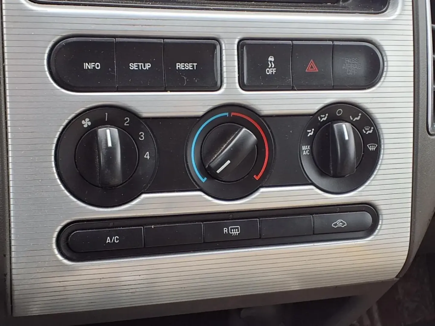 2008 Dark Ink Blue Clearcoat Metallic Di Ford Edge SEL (2FMDK38C58B) with an 3.5L engine, Automatic transmission, located at 1401 N. Hobart, Pampa, TX, 79065, (806) 665-9872, 35.549953, -100.975098 - Need a practical SUV for Texas-size errands, long commutes, and spontaneous weekend getaways without stretching your budget? This 2008 Ford Edge SEL is built for real life in Pampa-roomy enough for grocery runs and school drop-offs, comfortable for the drive down US-60, and smooth for daily commutin - Photo#6