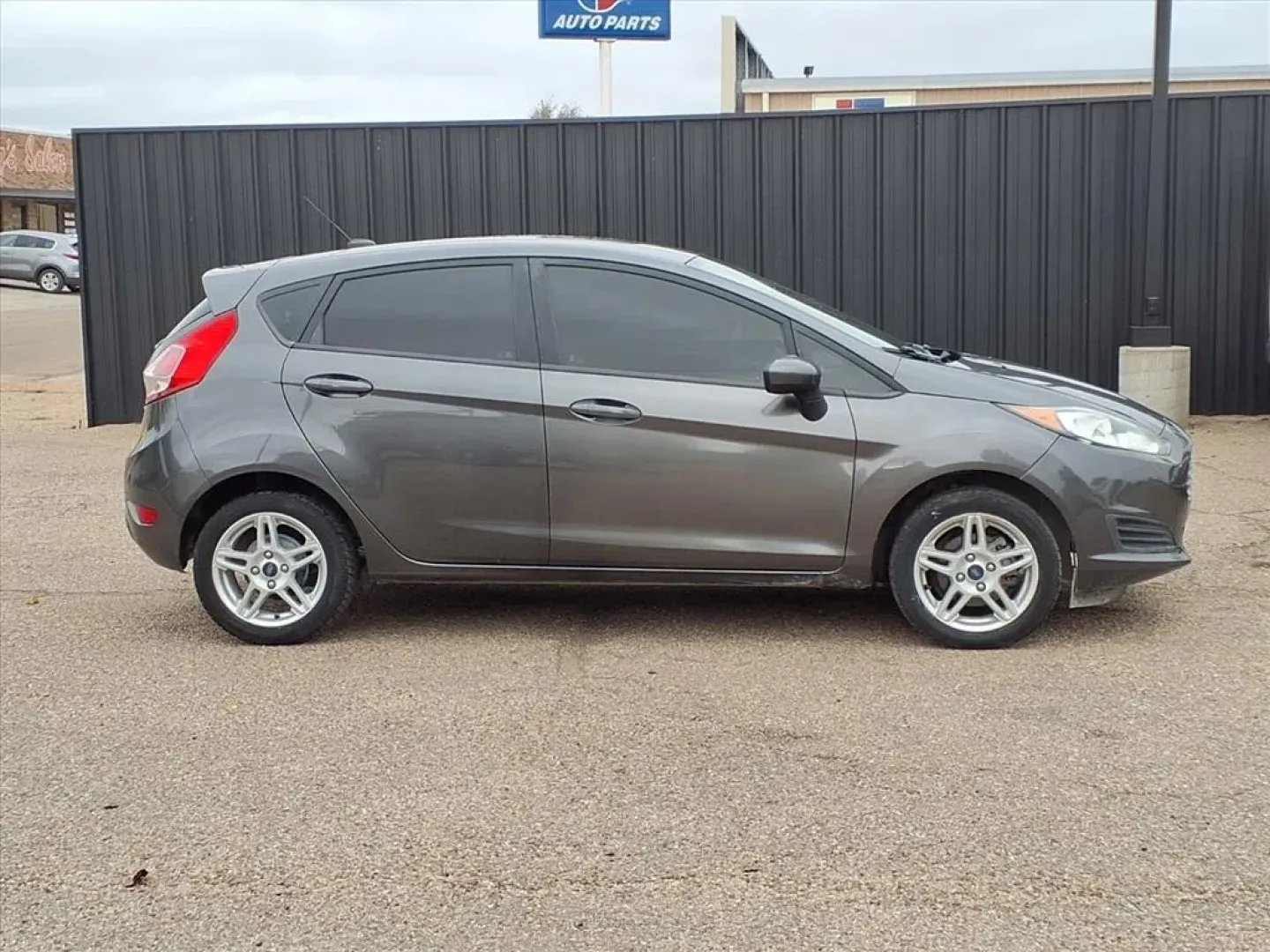 2019 Magnetic J7 Ford FIESTA SE (3FADP4EJ1KM) with an 1.6L engine, Manual transmission, located at 1401 N. Hobart, Pampa, TX, 79065, (806) 665-9872, 35.549953, -100.975098 - **Drive into Your New Lifestyle with the 2019 Ford Fiesta SE Hatchback!**<br /> <br /> Elevate your daily commute or weekend adventures with the 2019 Ford Fiesta SE Hatchback, available now at Xtra Auto Center in Pampa, TX. This stylish and versatile hatchback is perfect for budget-conscious buyers - Photo#2