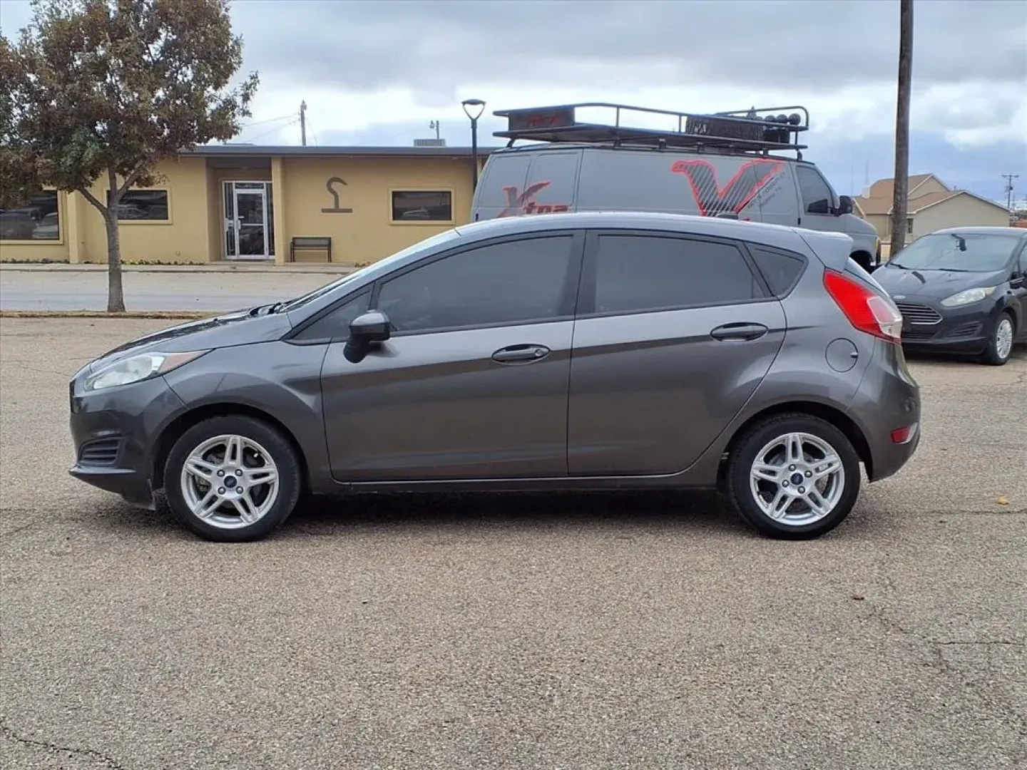 2019 Magnetic J7 Ford FIESTA SE (3FADP4EJ1KM) with an 1.6L engine, Manual transmission, located at 1401 N. Hobart, Pampa, TX, 79065, (806) 665-9872, 35.549953, -100.975098 - **Drive into Your New Lifestyle with the 2019 Ford Fiesta SE Hatchback!**<br /> <br /> Elevate your daily commute or weekend adventures with the 2019 Ford Fiesta SE Hatchback, available now at Xtra Auto Center in Pampa, TX. This stylish and versatile hatchback is perfect for budget-conscious buyers - Photo#4