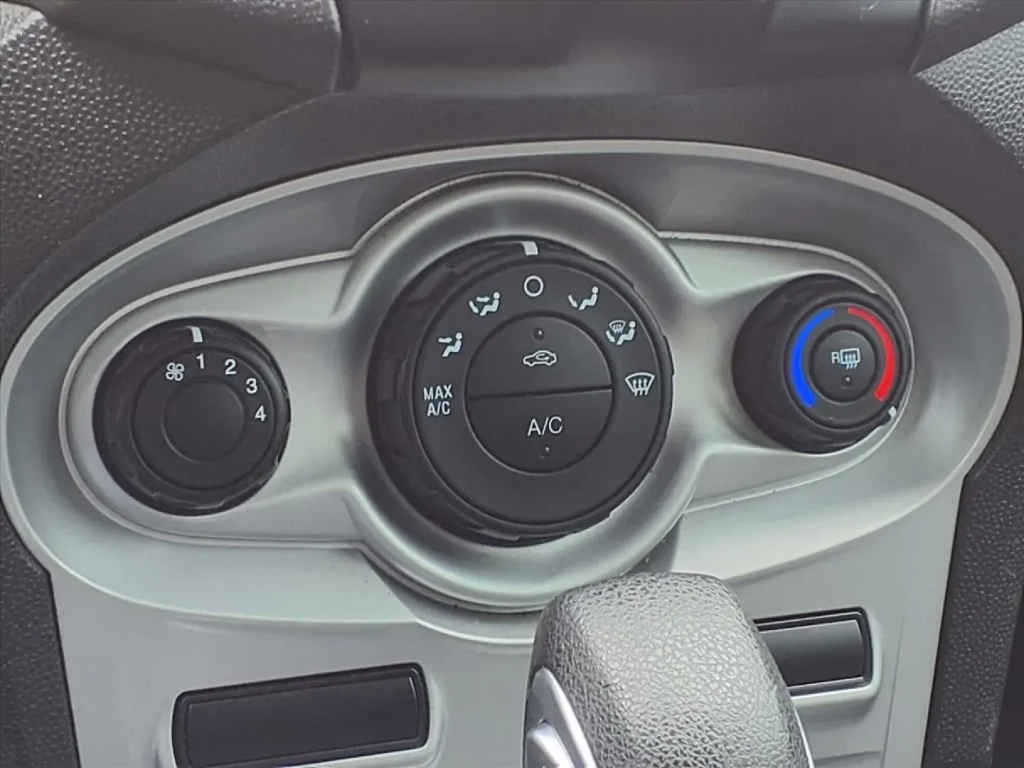 2019 Magnetic J7 Ford FIESTA SE (3FADP4EJ1KM) with an 1.6L engine, Manual transmission, located at 1401 N. Hobart, Pampa, TX, 79065, (806) 665-9872, 35.549953, -100.975098 - **Drive into Your New Lifestyle with the 2019 Ford Fiesta SE Hatchback!**<br /> <br /> Elevate your daily commute or weekend adventures with the 2019 Ford Fiesta SE Hatchback, available now at Xtra Auto Center in Pampa, TX. This stylish and versatile hatchback is perfect for budget-conscious buyers - Photo#8