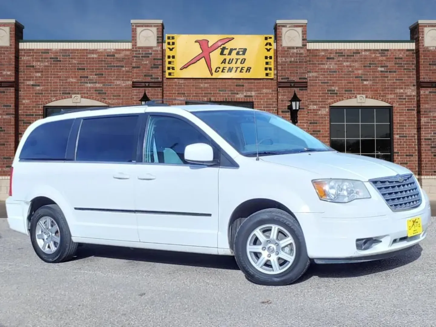 2010 Chrysler Town & Country Touring's photo