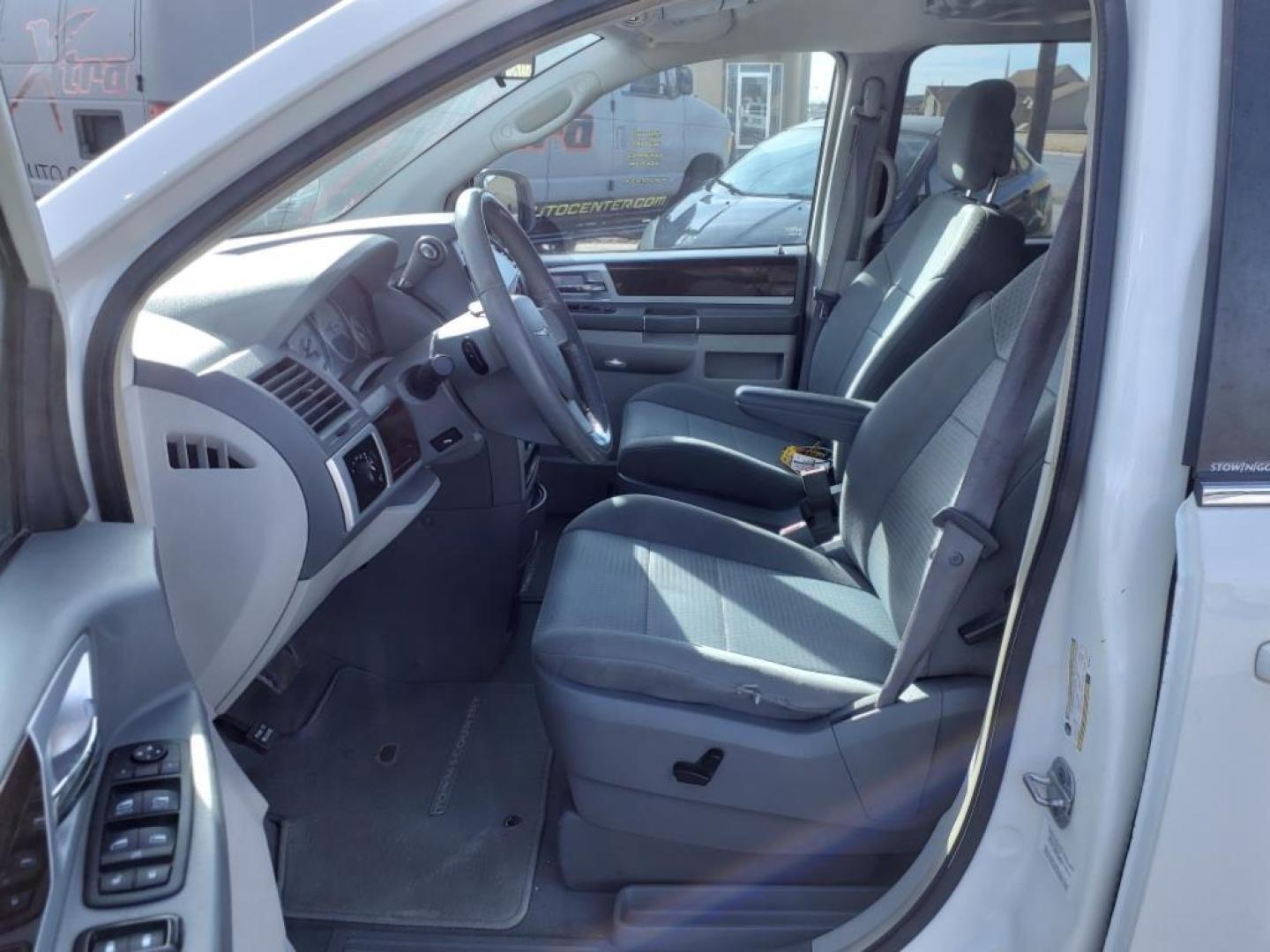 2010 Stone White Clear Coat Pw1 Chrysler Town and Country Touring (2A4RR5D1XAR) with an 3.8L 3.8L V6 197hp 230ft. lbs. Sequential Multiport Fuel Injection engine, 6-Speed Shiftable Automatic transmission, located at 1401 N. Hobart, Pampa, TX, 79065, (806) 665-9872, 35.549953, -100.975098 - Photo#10