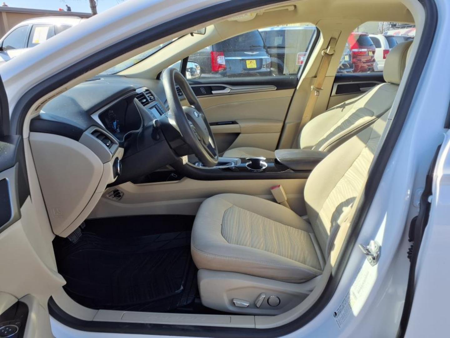 2016 Oxford White Ford Fusion SE (3FA6P0H73GR) with an 2.5L 2.5L I4 175hp 175ft. lbs. Sequential Multiport Fuel Injection engine, 6-Speed Shiftable Automatic transmission, located at 1401 N. Hobart, Pampa, TX, 79065, (806) 665-9872, 35.549953, -100.975098 - Photo#10