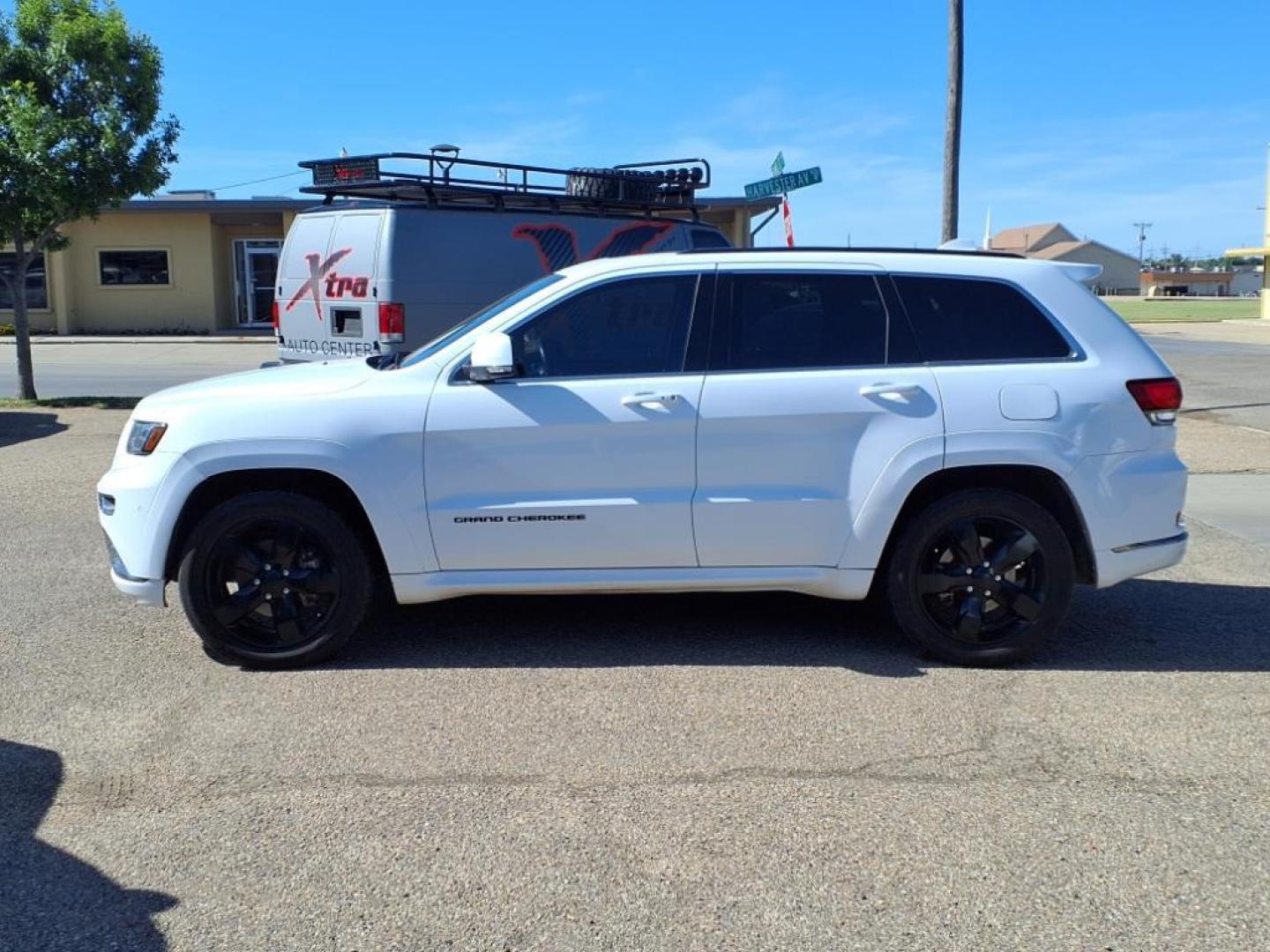 2015 Bright White Clear Coat Jeep Grand Cherokee Overland (1C4RJECG1FC) with an 3.6L 3.6L V6 290hp 260ft. lbs. Sequential Multiport Fuel Injection engine, 8-Speed Shiftable Automatic transmission, located at 1401 N. Hobart, Pampa, TX, 79065, (806) 665-9872, 35.549953, -100.975098 - Photo#4