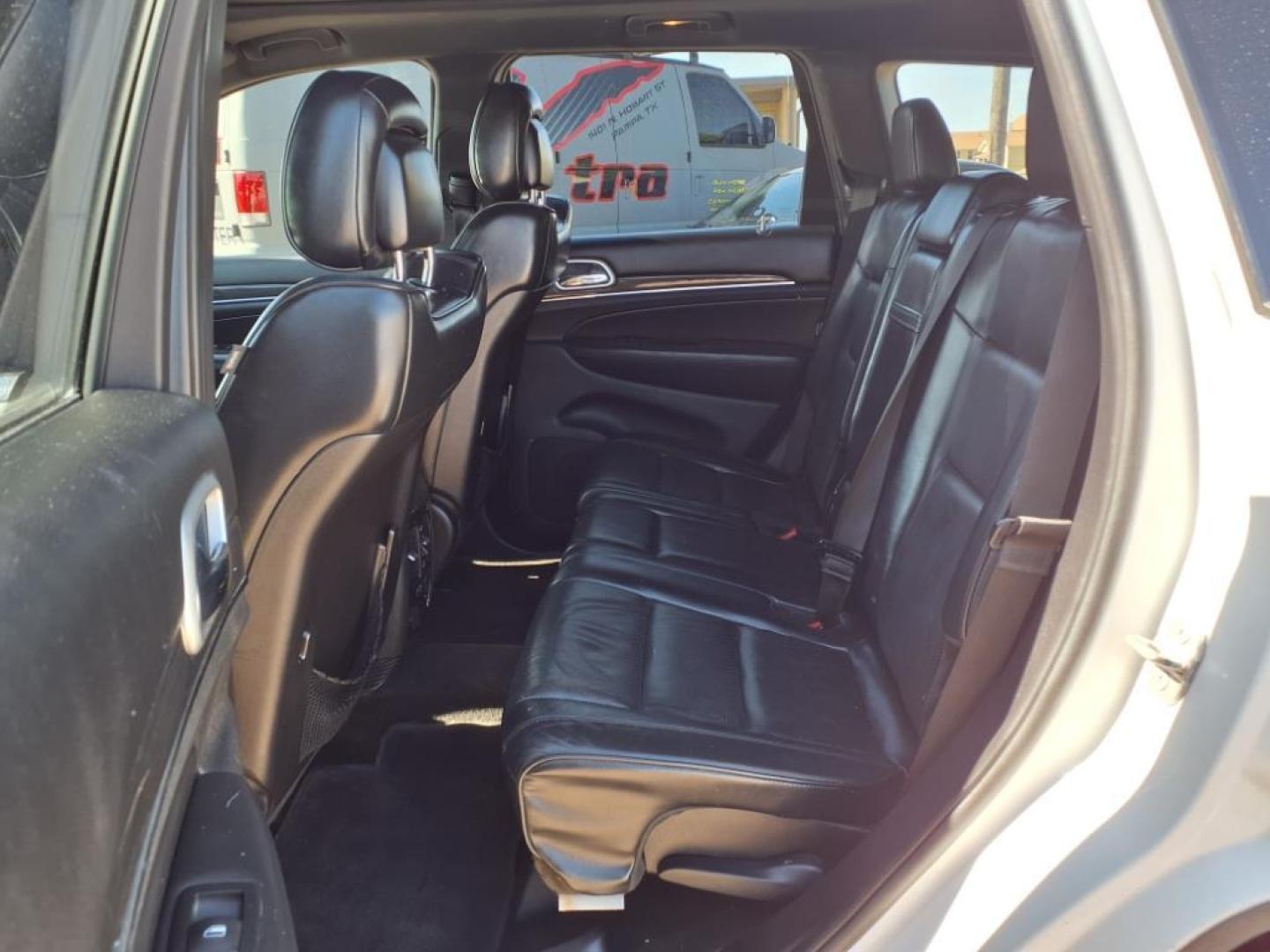 2015 Bright White Clear Coat Jeep Grand Cherokee Overland (1C4RJECG1FC) with an 3.6L 3.6L V6 290hp 260ft. lbs. Sequential Multiport Fuel Injection engine, 8-Speed Shiftable Automatic transmission, located at 1401 N. Hobart, Pampa, TX, 79065, (806) 665-9872, 35.549953, -100.975098 - Photo#13