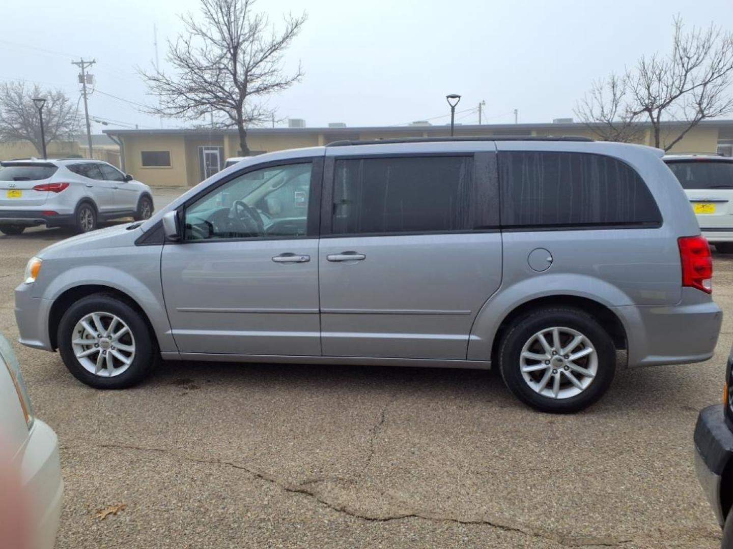 2015 Billet Silver Metallic Clear Coat Psc Dodge Grand Caravan SXT (2C4RDGCG2FR) with an 3.6L Pentastar 3.6L Flex Fuel V6 283hp 260ft. lbs. Sequential Multiport Fuel Injection engine, 6-Speed Shiftable Automatic transmission, located at 1401 N. Hobart, Pampa, TX, 79065, (806) 665-9872, 35.549953, -100.975098 - Photo#4