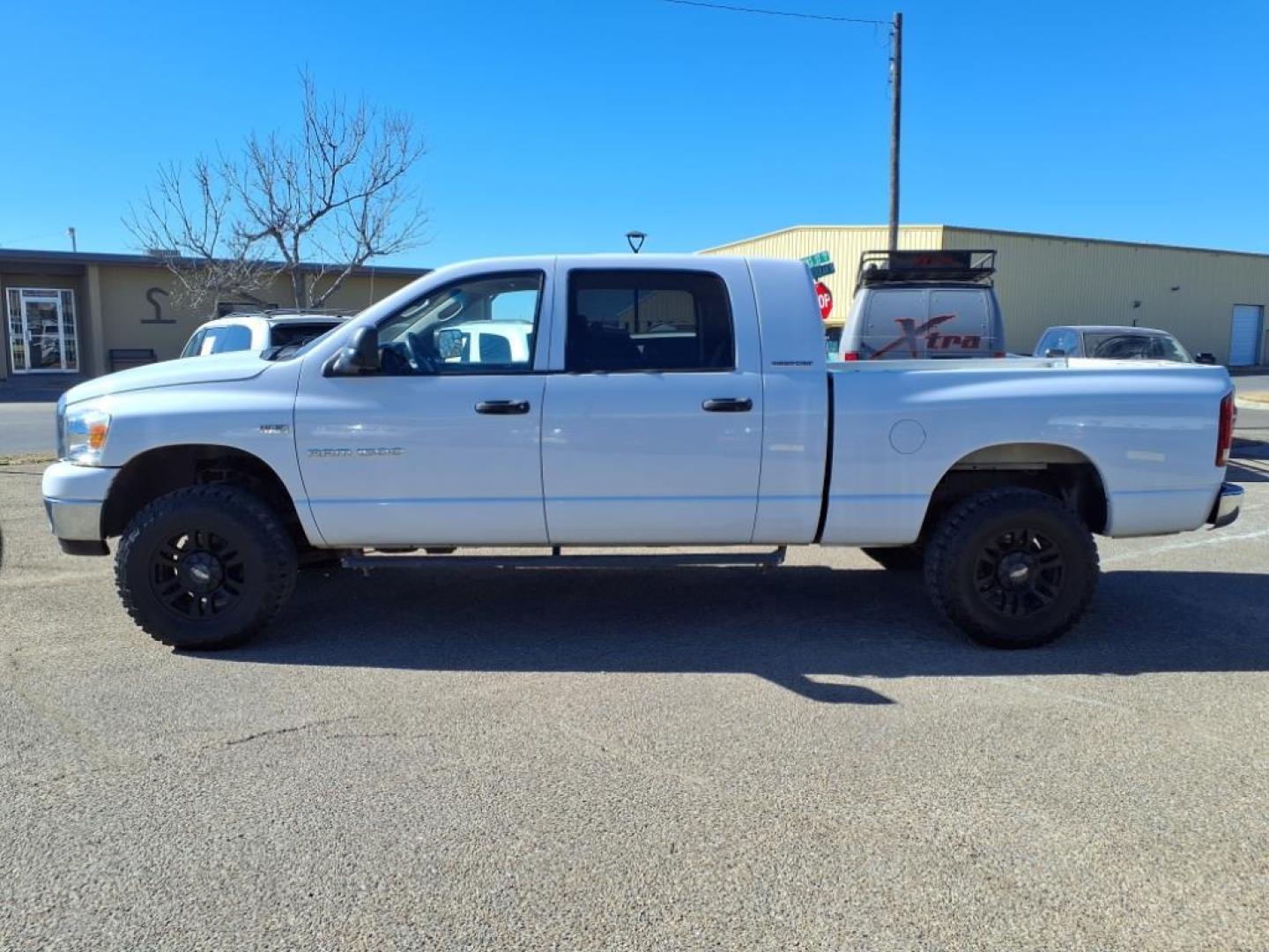 2006 Bright White Clearcoat Pw7 Dodge Ram 1500 SLT (3D7KS19D96G) with an 5.7L HEMI 5.7L V8 345hp 375ft. lbs. Sequential Multiport Fuel Injection engine, 5-Speed Automatic transmission, located at 1401 N. Hobart, Pampa, TX, 79065, (806) 665-9872, 35.549953, -100.975098 - Photo#4