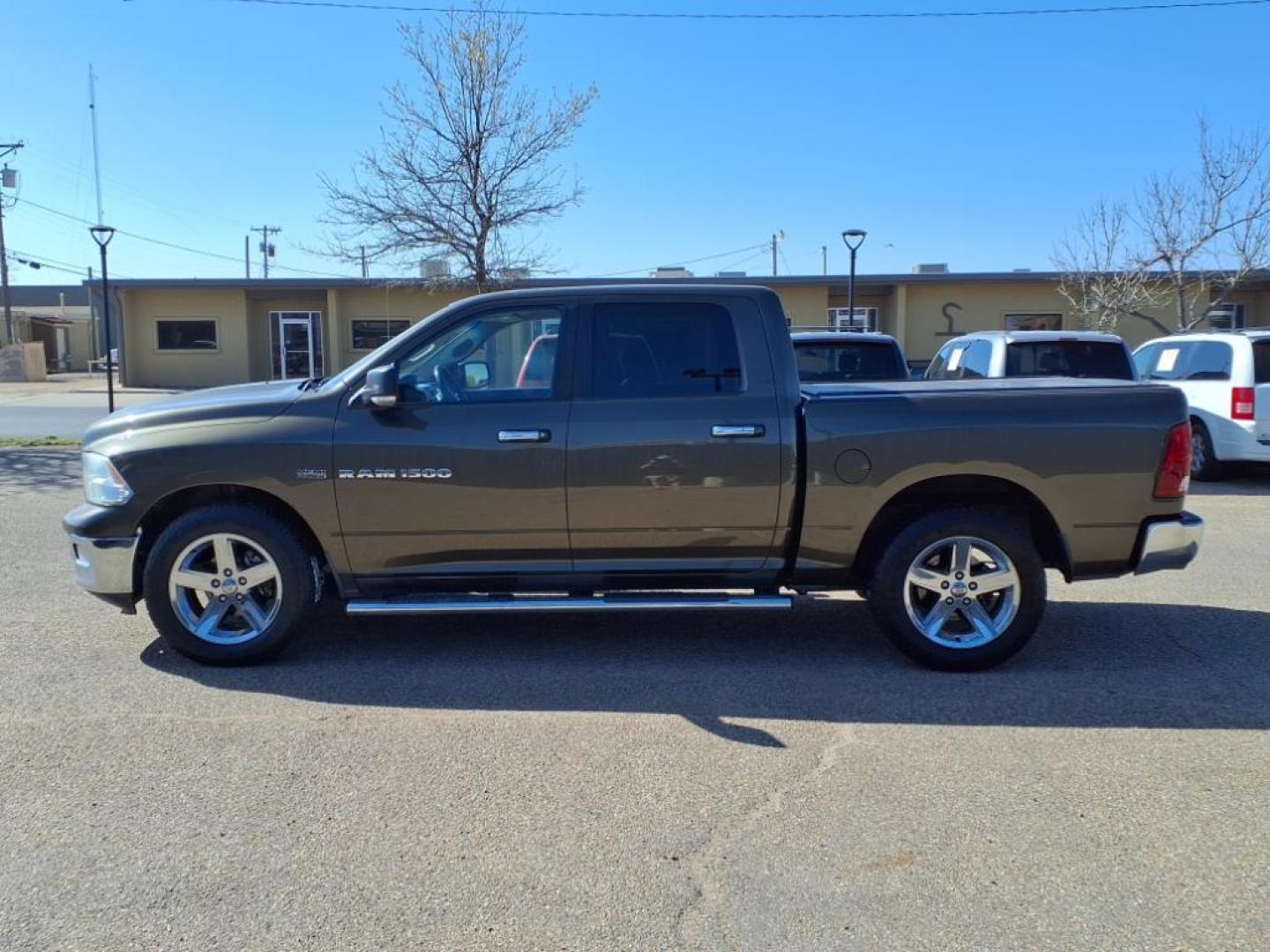 2012 Sagebrush Pearl Coat Pgx RAM 1500 Lone Star (1C6RD6LT9CS) with an 5.7L HEMI 5.7L V8 390hp 407ft. lbs. Sequential Multiport Fuel Injection engine, 6-Speed Automatic transmission, located at 1401 N. Hobart, Pampa, TX, 79065, (806) 665-9872, 35.549953, -100.975098 - Photo#4