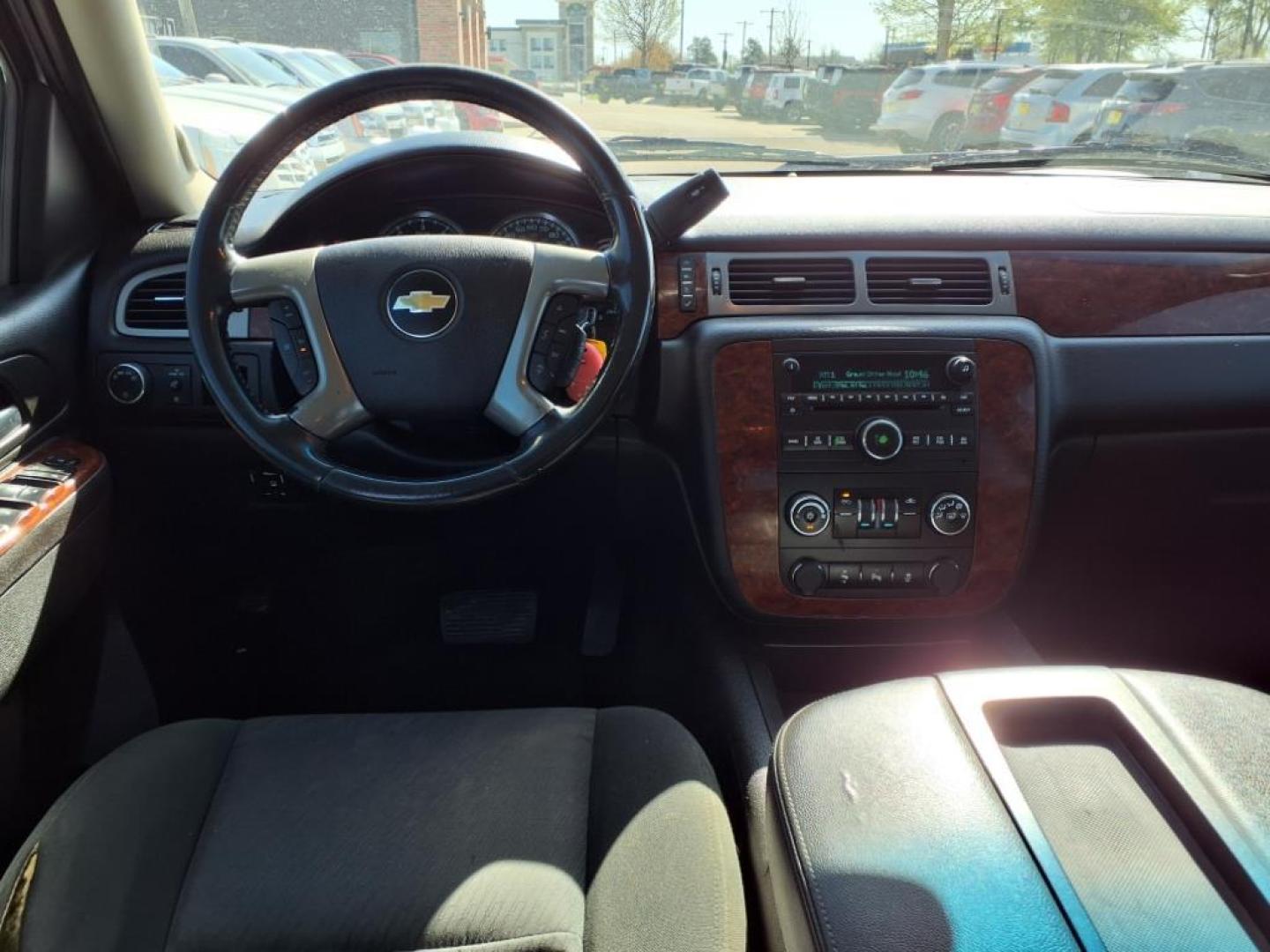 2013 Silver Ice Metallic Gan Chevrolet Avalanche LS Black Diamond (3GNMCEE00DG) with an 5.3L Vortec Iron Block 5.3L Flex Fuel V8 320hp 335ft. lbs. Sequential-Port F.I. engine, 6-Speed Shiftable Automatic transmission, located at 1401 N. Hobart, Pampa, TX, 79065, (806) 665-9872, 35.549953, -100.975098 - Photo#9