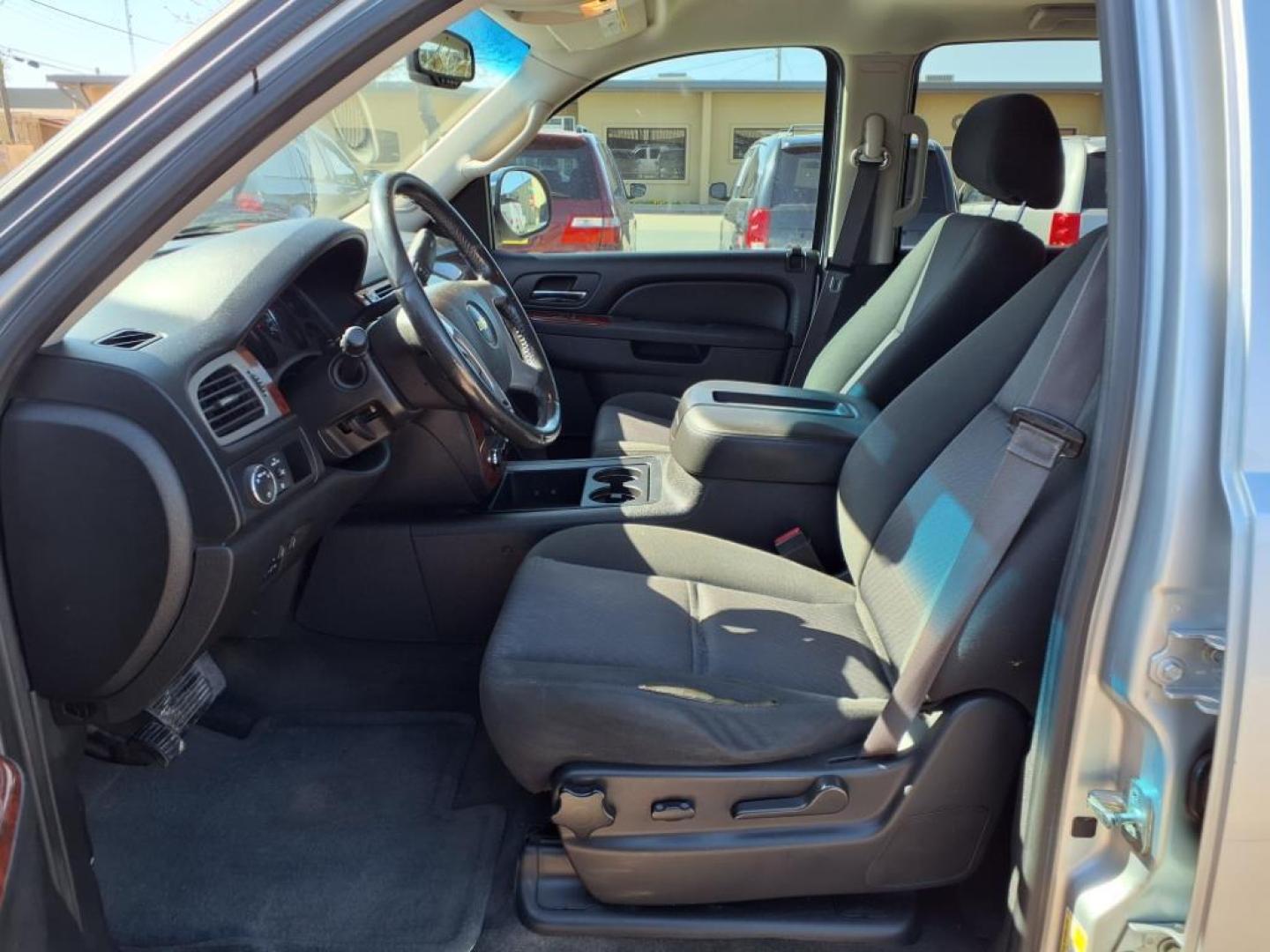 2013 Silver Ice Metallic Gan Chevrolet Avalanche LS Black Diamond (3GNMCEE00DG) with an 5.3L Vortec Iron Block 5.3L Flex Fuel V8 320hp 335ft. lbs. Sequential-Port F.I. engine, 6-Speed Shiftable Automatic transmission, located at 1401 N. Hobart, Pampa, TX, 79065, (806) 665-9872, 35.549953, -100.975098 - Photo#10
