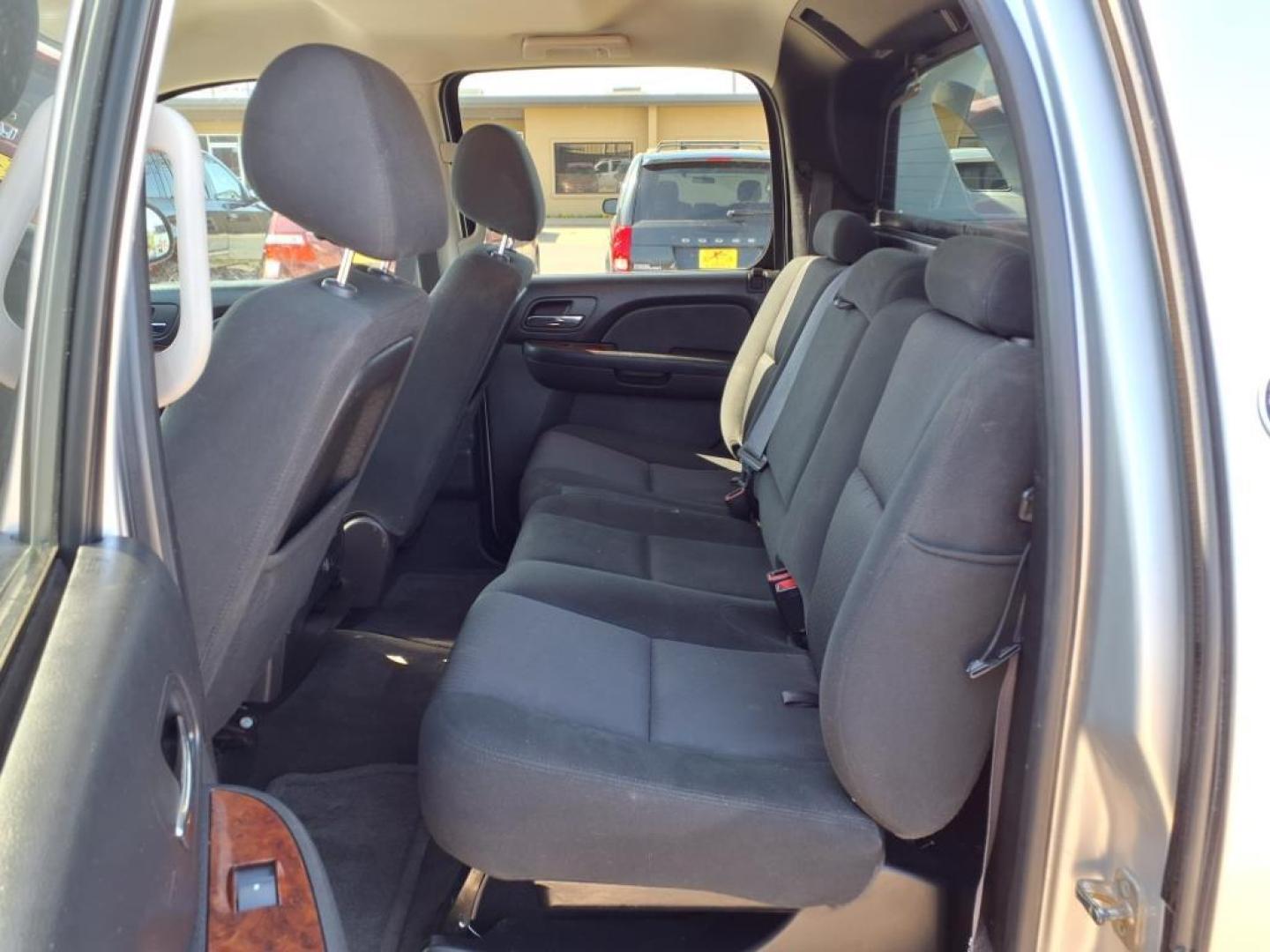 2013 Silver Ice Metallic Gan Chevrolet Avalanche LS Black Diamond (3GNMCEE00DG) with an 5.3L Vortec Iron Block 5.3L Flex Fuel V8 320hp 335ft. lbs. Sequential-Port F.I. engine, 6-Speed Shiftable Automatic transmission, located at 1401 N. Hobart, Pampa, TX, 79065, (806) 665-9872, 35.549953, -100.975098 - Photo#11