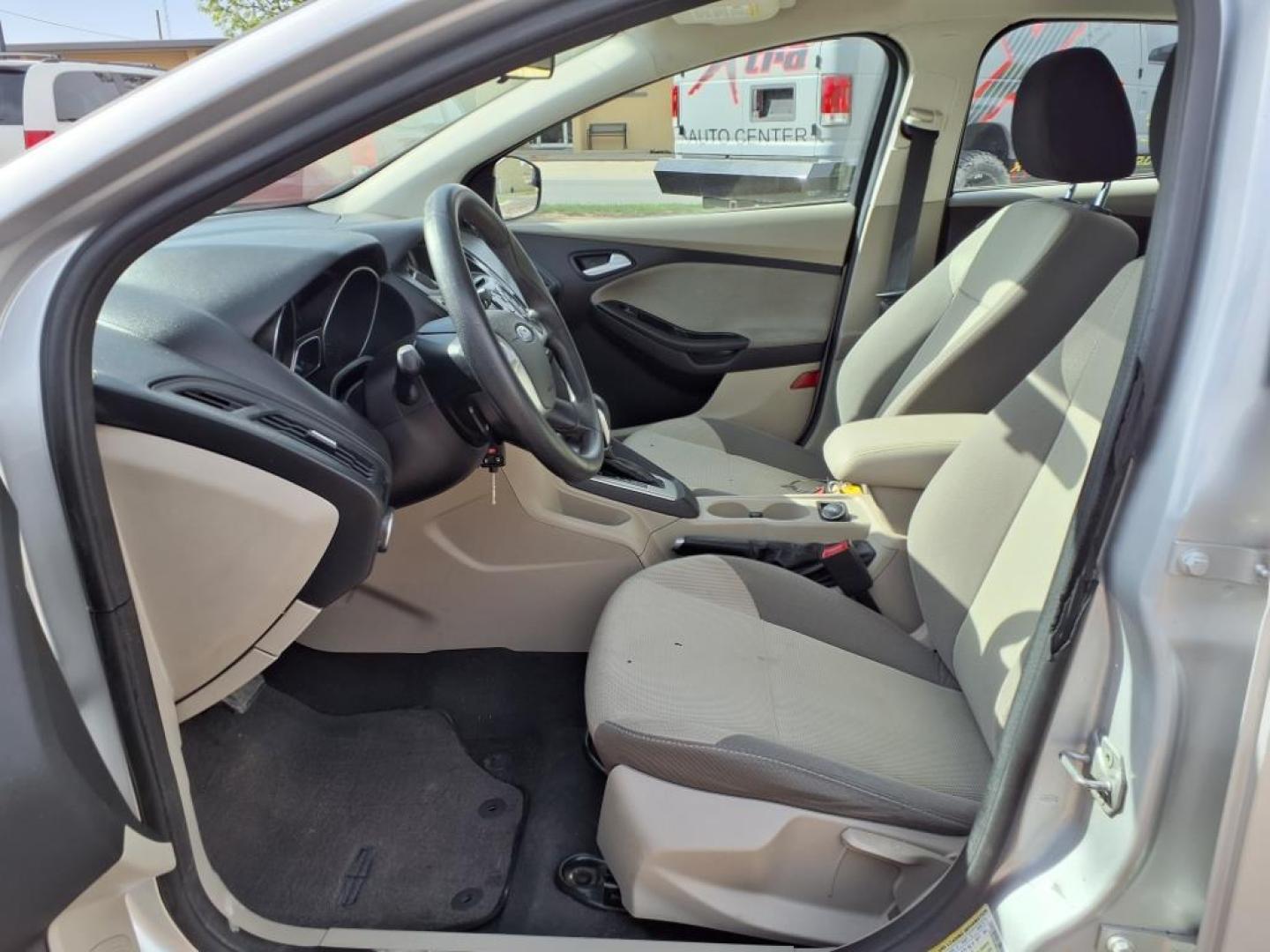 2014 Ingot Silver Metallic Ux Ford Focus SE (1FADP3K28EL) with an 2.0L 2.0L Flex Fuel I4 160hp 146ft. lbs. Fuel Injected engine, 6-Speed Double Clutch transmission, located at 1401 N. Hobart, Pampa, TX, 79065, (806) 665-9872, 35.549953, -100.975098 - Photo#9