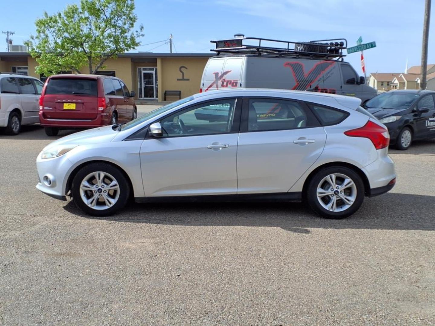 2014 Ingot Silver Metallic Ux Ford Focus SE (1FADP3K28EL) with an 2.0L 2.0L Flex Fuel I4 160hp 146ft. lbs. Fuel Injected engine, 6-Speed Double Clutch transmission, located at 1401 N. Hobart, Pampa, TX, 79065, (806) 665-9872, 35.549953, -100.975098 - Photo#4