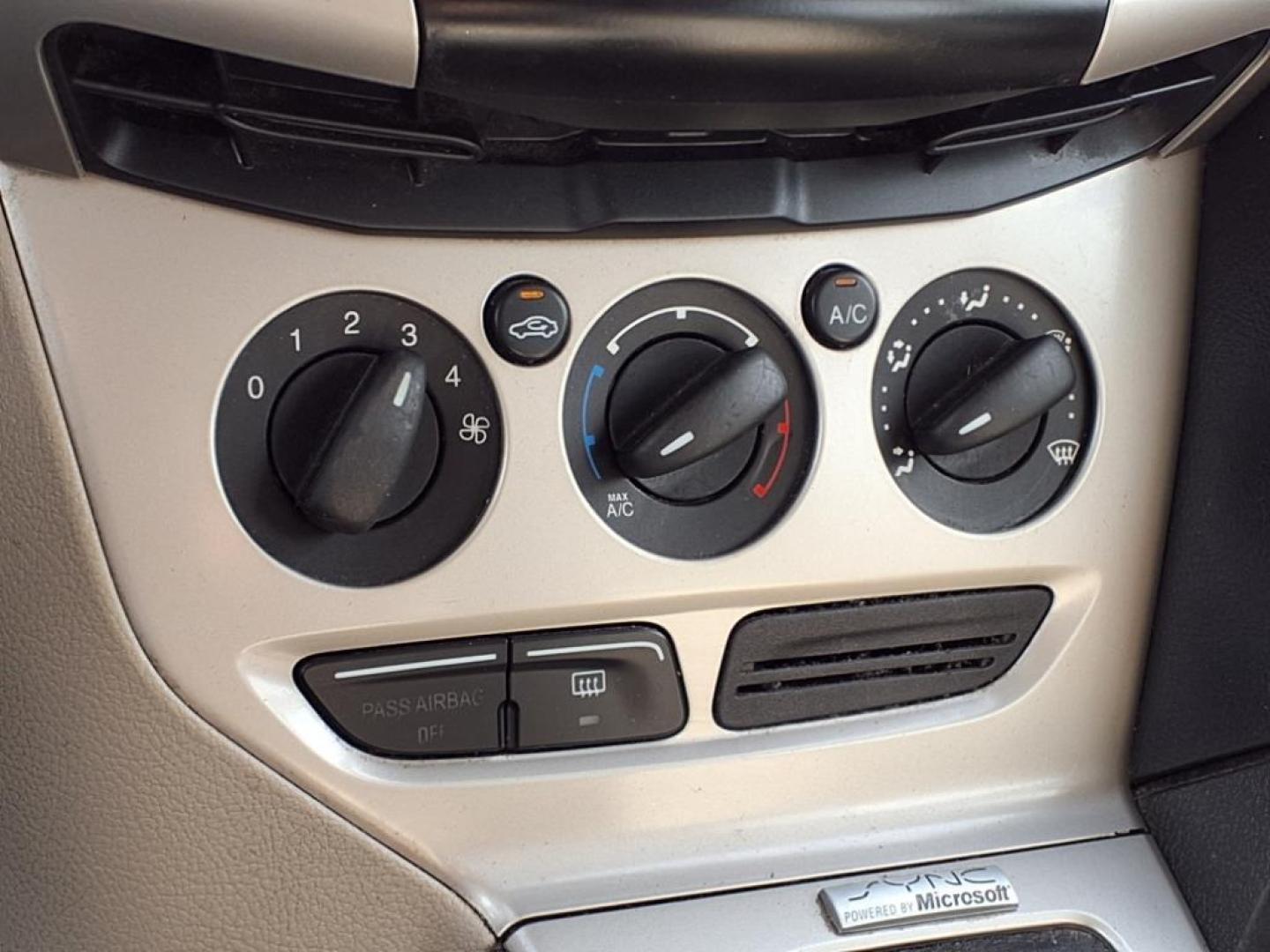 2014 Ingot Silver Metallic Ux Ford Focus SE (1FADP3K28EL) with an 2.0L 2.0L Flex Fuel I4 160hp 146ft. lbs. Fuel Injected engine, 6-Speed Double Clutch transmission, located at 1401 N. Hobart, Pampa, TX, 79065, (806) 665-9872, 35.549953, -100.975098 - Photo#7
