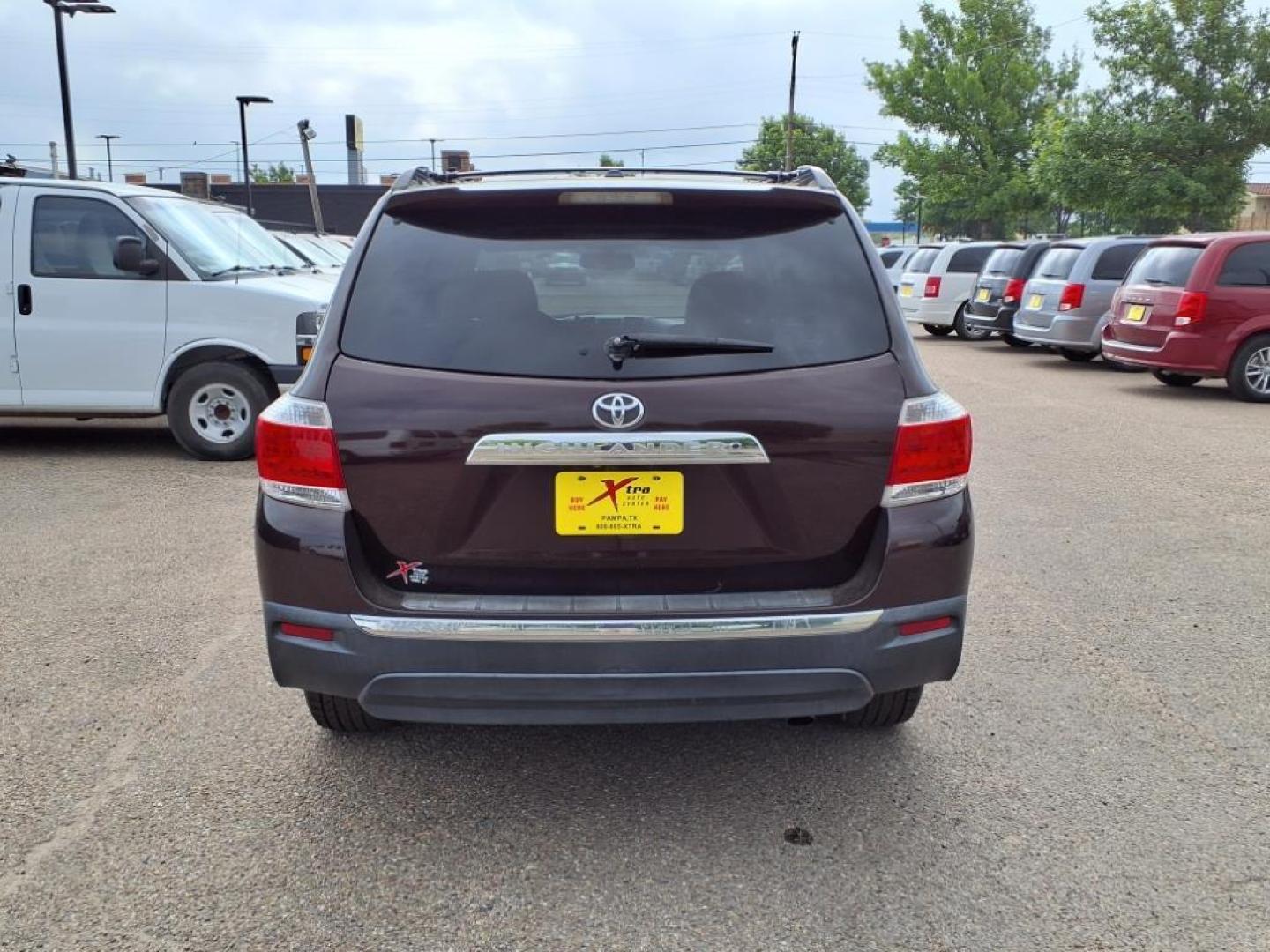 2012 Sizzling Crimson Mica Toyota Highlander SE (5TDZK3EH6CS) with an 3.5L 3.5L V6 270hp 248ft. lbs. Fuel Injected engine, 5-Speed Automatic transmission, located at 1401 N. Hobart, Pampa, TX, 79065, (806) 665-9872, 35.549953, -100.975098 - Photo#3