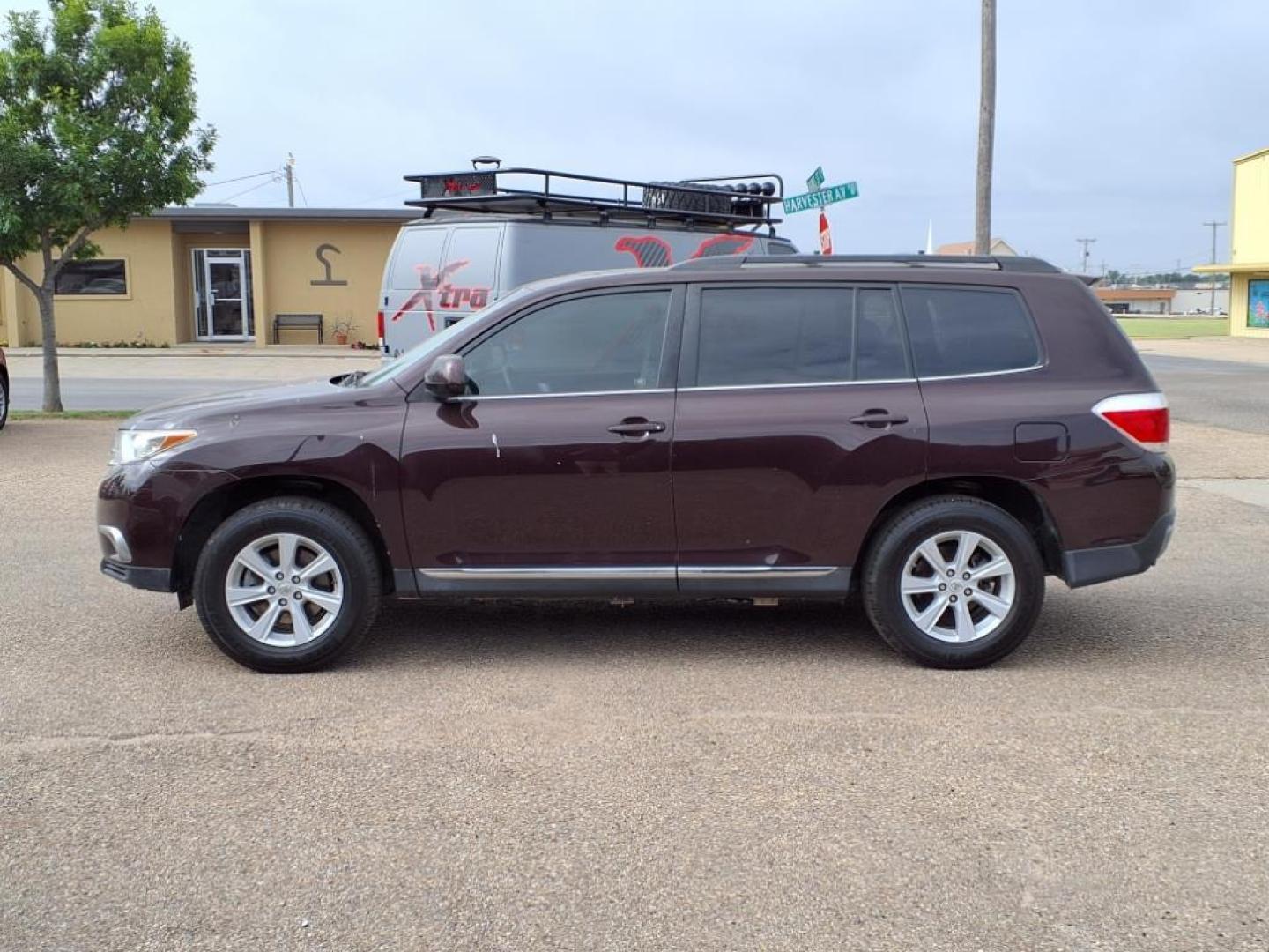 2012 Sizzling Crimson Mica Toyota Highlander SE (5TDZK3EH6CS) with an 3.5L 3.5L V6 270hp 248ft. lbs. Fuel Injected engine, 5-Speed Automatic transmission, located at 1401 N. Hobart, Pampa, TX, 79065, (806) 665-9872, 35.549953, -100.975098 - Photo#4