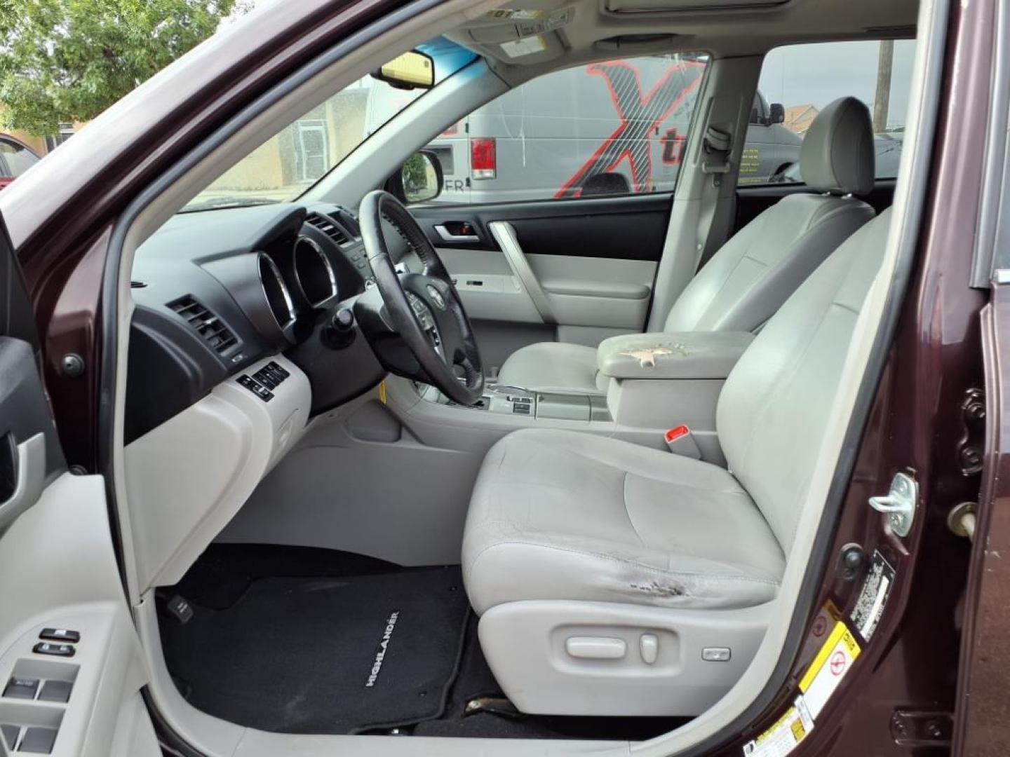 2012 Sizzling Crimson Mica Toyota Highlander SE (5TDZK3EH6CS) with an 3.5L 3.5L V6 270hp 248ft. lbs. Fuel Injected engine, 5-Speed Automatic transmission, located at 1401 N. Hobart, Pampa, TX, 79065, (806) 665-9872, 35.549953, -100.975098 - Photo#11
