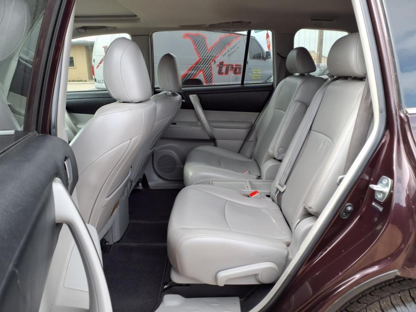 2012 Sizzling Crimson Mica Toyota Highlander SE (5TDZK3EH6CS) with an 3.5L 3.5L V6 270hp 248ft. lbs. Fuel Injected engine, 5-Speed Automatic transmission, located at 1401 N. Hobart, Pampa, TX, 79065, (806) 665-9872, 35.549953, -100.975098 - Photo#12