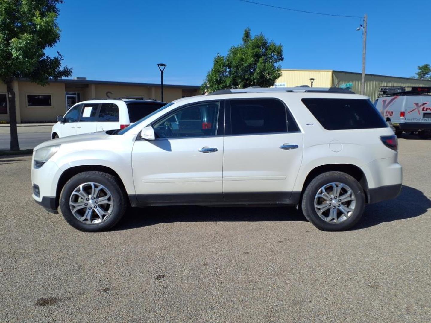 2015 White Diamond Tricoat GMC Acadia SLT-2 (1GKKRSKDXFJ) with an 3.6L 3.6L V6 281hp 266ft. lbs. Direct Injection engine, 6-Speed Shiftable Automatic transmission, located at 1401 N. Hobart, Pampa, TX, 79065, (806) 665-9872, 35.549953, -100.975098 - Photo#4