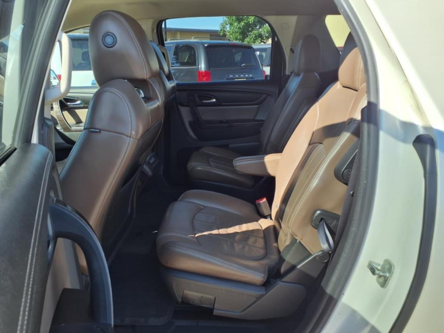 2015 White Diamond Tricoat GMC Acadia SLT-2 (1GKKRSKDXFJ) with an 3.6L 3.6L V6 281hp 266ft. lbs. Direct Injection engine, 6-Speed Shiftable Automatic transmission, located at 1401 N. Hobart, Pampa, TX, 79065, (806) 665-9872, 35.549953, -100.975098 - Photo#12