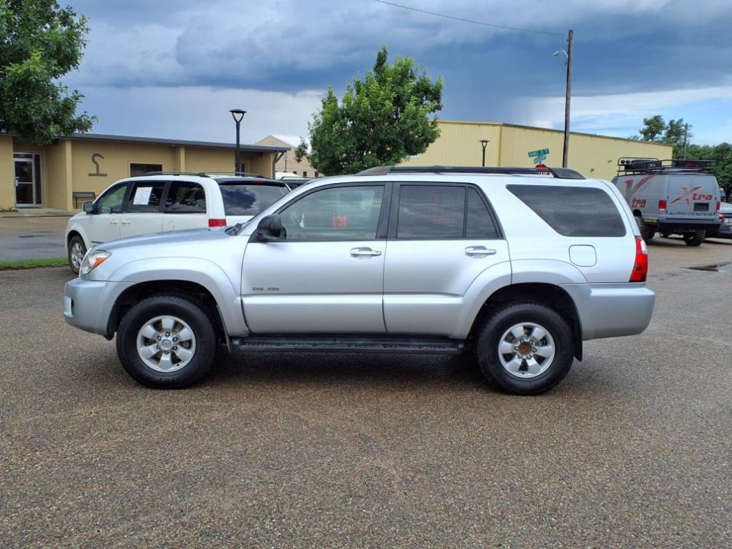 2007 Titanium Metallic Toyota 4Runner SR5 (JTEBU14R478) with an 4.0L 4.0L V6 236hp 266ft. lbs. Sequential Multiport Fuel Injection engine, 5-Speed Automatic transmission, located at 1401 N. Hobart, Pampa, TX, 79065, (806) 665-9872, 35.549953, -100.975098 - Photo#4