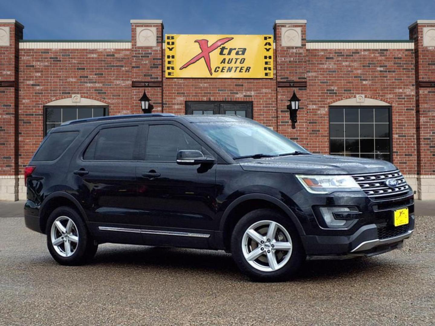 2017 Shadow Black Ford Explorer XLT (1FM5K8D81HG) with an 3.5L 3.5L V6 290hp 255ft. lbs. Direct Injection engine, 6-Speed Shiftable Automatic transmission, located at 1401 N. Hobart, Pampa, TX, 79065, (806) 665-9872, 35.549953, -100.975098 - Photo#0