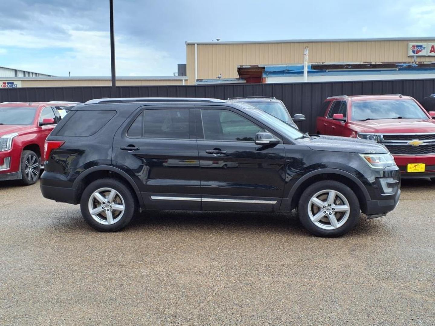 2017 Shadow Black Ford Explorer XLT (1FM5K8D81HG) with an 3.5L 3.5L V6 290hp 255ft. lbs. Direct Injection engine, 6-Speed Shiftable Automatic transmission, located at 1401 N. Hobart, Pampa, TX, 79065, (806) 665-9872, 35.549953, -100.975098 - Photo#2