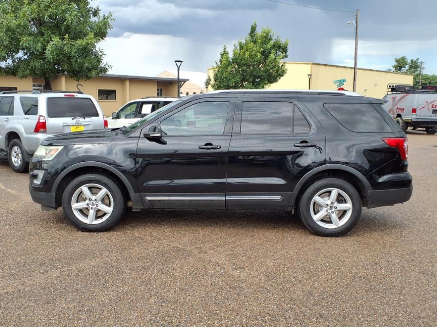 2017 Shadow Black Ford Explorer XLT (1FM5K8D81HG) with an 3.5L 3.5L V6 290hp 255ft. lbs. Direct Injection engine, 6-Speed Shiftable Automatic transmission, located at 1401 N. Hobart, Pampa, TX, 79065, (806) 665-9872, 35.549953, -100.975098 - Photo#4