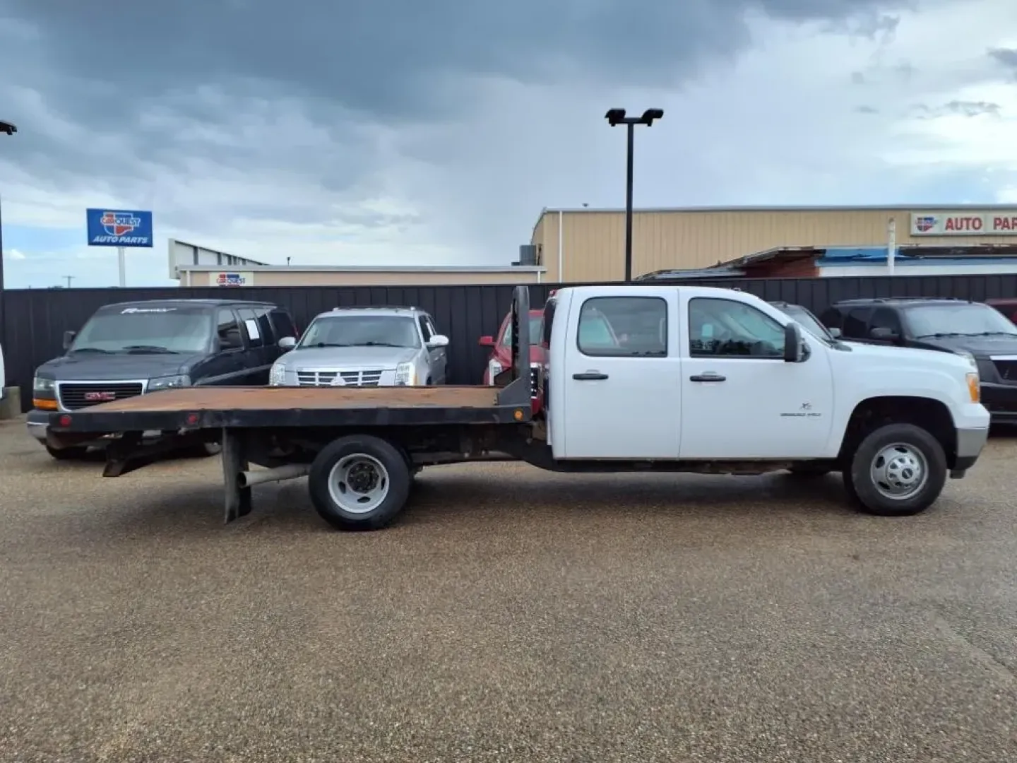 2013 Summit White GMC SIERRA 3500 (1GD412C84DF) with an 6.6L engine, Automatic transmission, located at 1401 N. Hobart, Pampa, TX, 79065, (806) 665-9872, 35.549953, -100.975098 - ### Discover Your Next Adventure with the 2013 GMC Sierra 3500HD at Xtra Auto Center!<br /> <br /> Are you ready to elevate your lifestyle with a reliable and robust vehicle that can handle everything life throws your way? Whether you're a weekend warrior seeking outdoor adventures or a hardworking - Photo#2