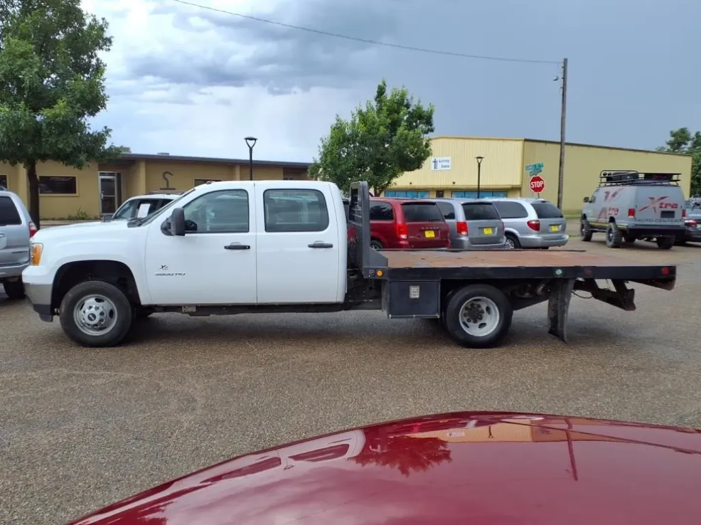 2013 Summit White GMC SIERRA 3500 (1GD412C84DF) with an 6.6L engine, Automatic transmission, located at 1401 N. Hobart, Pampa, TX, 79065, (806) 665-9872, 35.549953, -100.975098 - ### Discover Your Next Adventure with the 2013 GMC Sierra 3500HD at Xtra Auto Center!<br /> <br /> Are you ready to elevate your lifestyle with a reliable and robust vehicle that can handle everything life throws your way? Whether you're a weekend warrior seeking outdoor adventures or a hardworking - Photo#4
