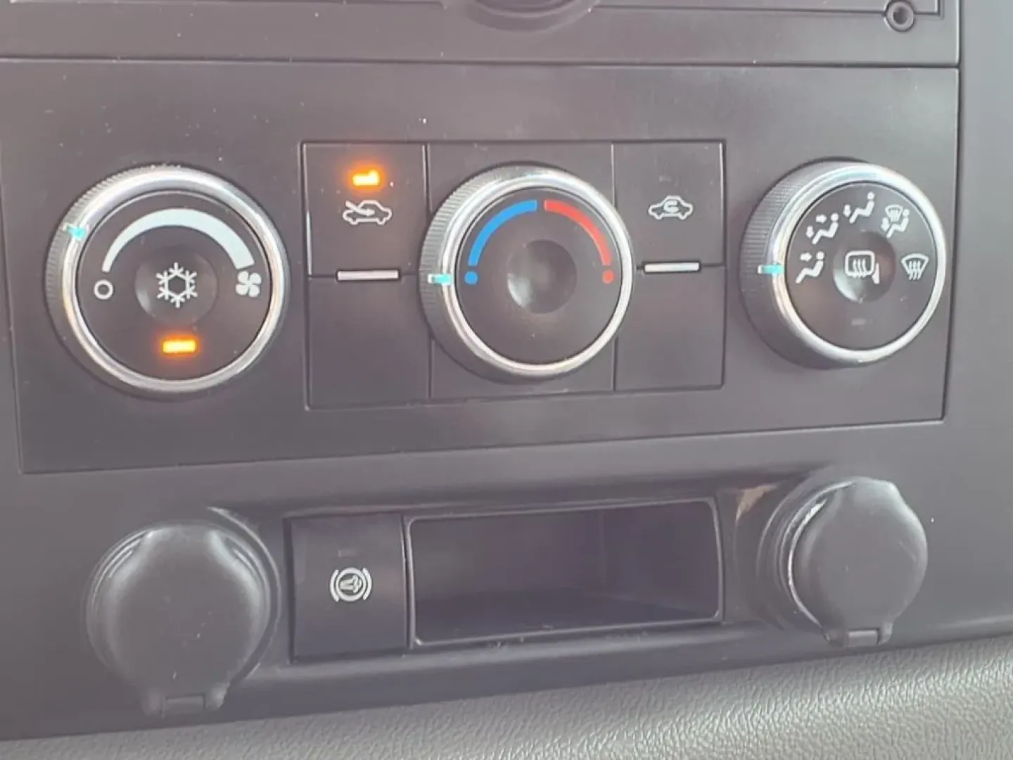 2013 Summit White GMC SIERRA 3500 (1GD412C84DF) with an 6.6L engine, Automatic transmission, located at 1401 N. Hobart, Pampa, TX, 79065, (806) 665-9872, 35.549953, -100.975098 - ### Discover Your Next Adventure with the 2013 GMC Sierra 3500HD at Xtra Auto Center!<br /> <br /> Are you ready to elevate your lifestyle with a reliable and robust vehicle that can handle everything life throws your way? Whether you're a weekend warrior seeking outdoor adventures or a hardworking - Photo#5