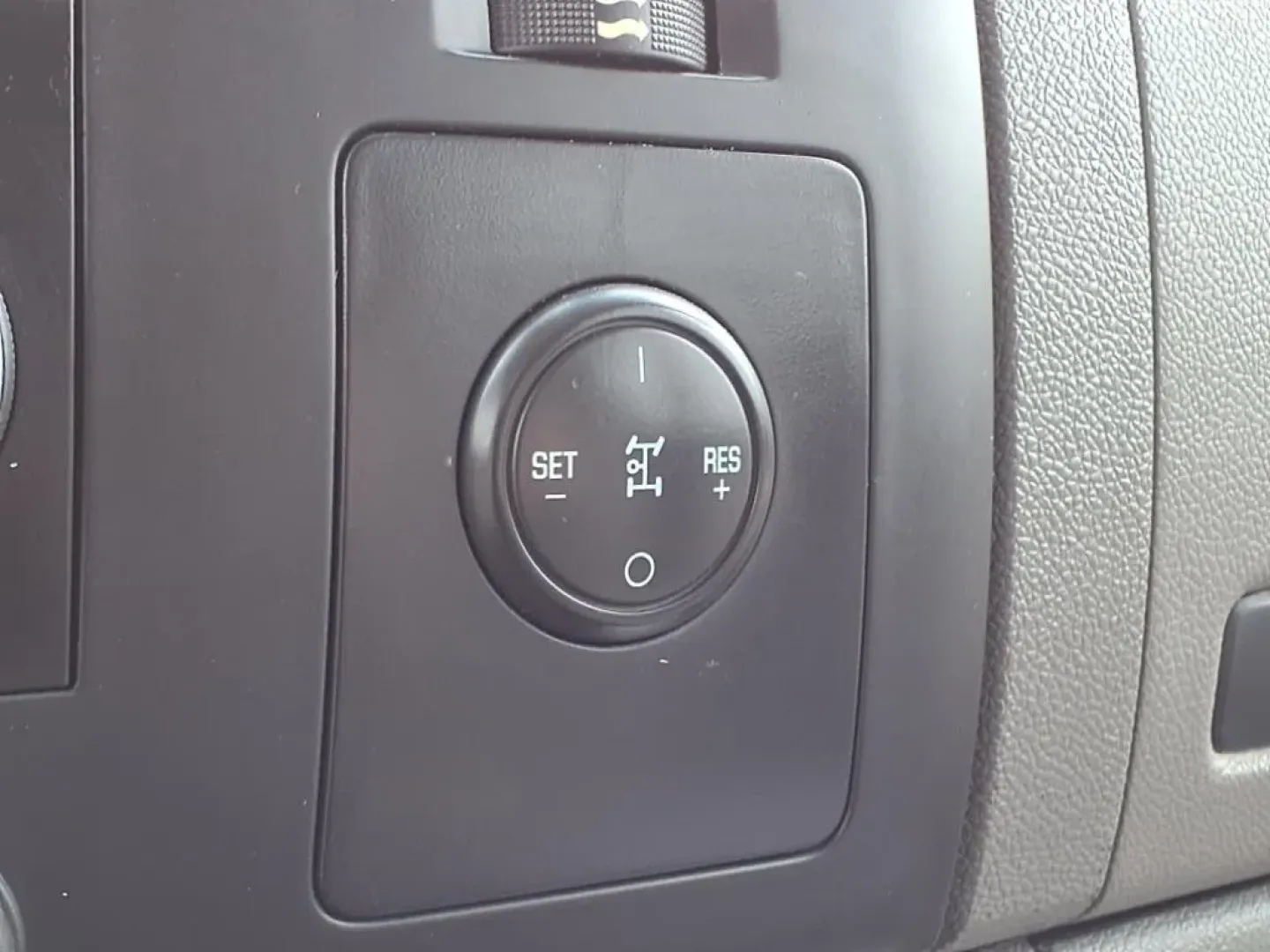 2013 Summit White GMC SIERRA 3500 (1GD412C84DF) with an 6.6L engine, Automatic transmission, located at 1401 N. Hobart, Pampa, TX, 79065, (806) 665-9872, 35.549953, -100.975098 - ### Discover Your Next Adventure with the 2013 GMC Sierra 3500HD at Xtra Auto Center!<br /> <br /> Are you ready to elevate your lifestyle with a reliable and robust vehicle that can handle everything life throws your way? Whether you're a weekend warrior seeking outdoor adventures or a hardworking - Photo#8