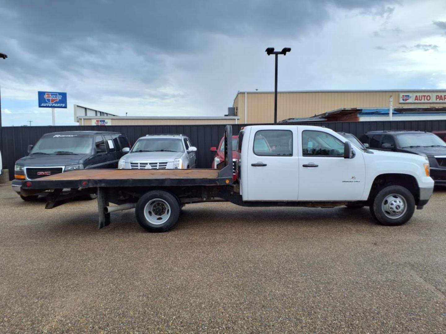 2013 Summit White GMC Sierra 3500HD Work Truck (1GD412C84DF) with an 6.6L Duramax 6.6L Diesel Turbo V8 397hp 765ft. lbs. Sequential Electronic Fuel Injection engine, Allison 1000 6-Speed Shiftable Automatic transmission, located at 1401 N. Hobart, Pampa, TX, 79065, (806) 665-9872, 35.549953, -100.975098 - Photo#2