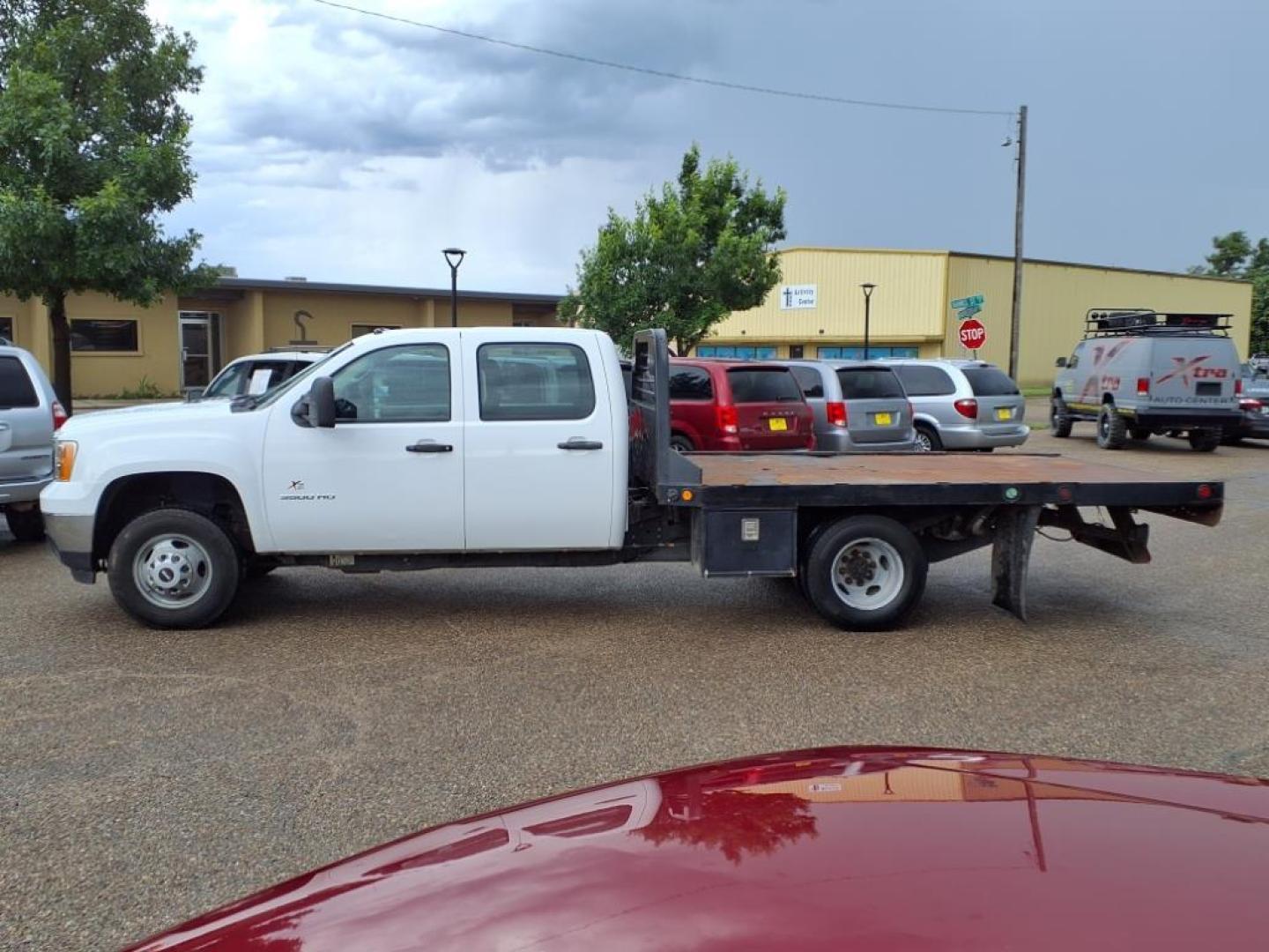 2013 Summit White GMC Sierra 3500HD Work Truck (1GD412C84DF) with an 6.6L Duramax 6.6L Diesel Turbo V8 397hp 765ft. lbs. Sequential Electronic Fuel Injection engine, Allison 1000 6-Speed Shiftable Automatic transmission, located at 1401 N. Hobart, Pampa, TX, 79065, (806) 665-9872, 35.549953, -100.975098 - Photo#4