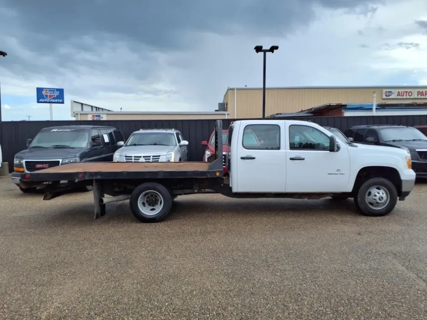 2013 Summit White GMC Sierra 3500HD Work Truck Crew Cab 2WD (1GD412C84DF) with an Other engine, Automatic transmission, located at 1401 N. Hobart, Pampa, TX, 79065, (806) 665-9872, 35.549953, -100.975098 - ### Discover Your Next Adventure with the 2013 GMC Sierra 3500HD at Xtra Auto Center!<br /> <br /> Are you ready to elevate your lifestyle with a reliable and robust vehicle that can handle everything life throws your way? Whether you're a weekend warrior seeking outdoor adventures or a hardworking - Photo#2