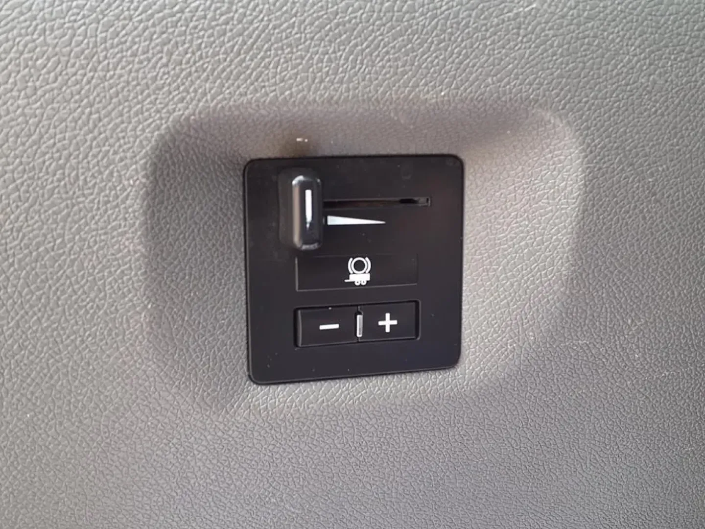 2013 Summit White GMC Sierra 3500HD Work Truck Crew Cab 2WD (1GD412C84DF) with an Other engine, Automatic transmission, located at 1401 N. Hobart, Pampa, TX, 79065, (806) 665-9872, 35.549953, -100.975098 - ### Discover Your Next Adventure with the 2013 GMC Sierra 3500HD at Xtra Auto Center!<br /> <br /> Are you ready to elevate your lifestyle with a reliable and robust vehicle that can handle everything life throws your way? Whether you're a weekend warrior seeking outdoor adventures or a hardworking - Photo#9