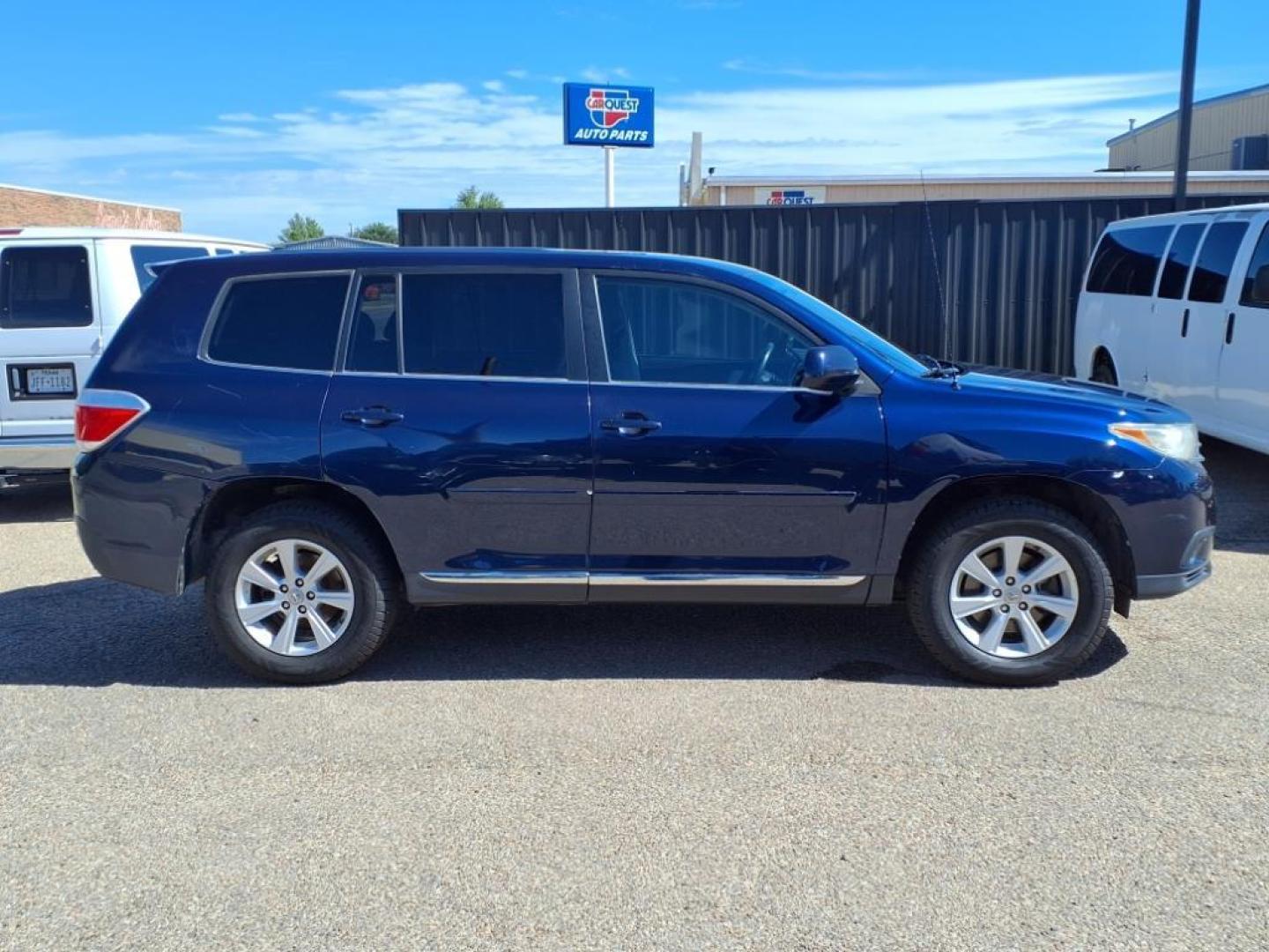 2011 Nautical Blue Metallic Toyota Highlander Base (5TDZK3EH8BS) with an 3.5L 3.5L V6 270hp 248ft. lbs. Fuel Injected engine, 5-Speed Automatic transmission, located at 1401 N. Hobart, Pampa, TX, 79065, (806) 665-9872, 35.549953, -100.975098 - Photo#2