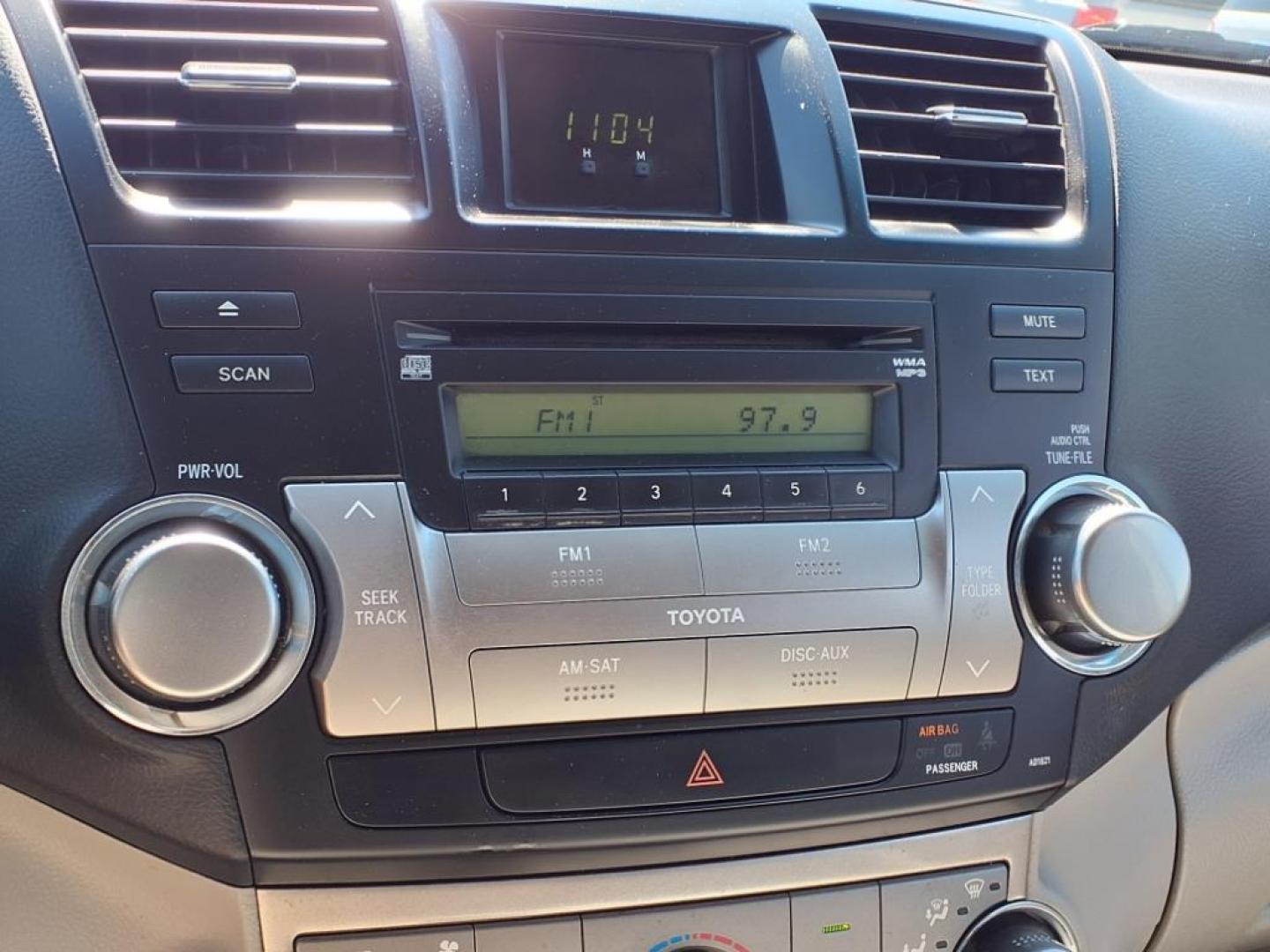 2011 Nautical Blue Metallic Toyota Highlander Base (5TDZK3EH8BS) with an 3.5L 3.5L V6 270hp 248ft. lbs. Fuel Injected engine, 5-Speed Automatic transmission, located at 1401 N. Hobart, Pampa, TX, 79065, (806) 665-9872, 35.549953, -100.975098 - Photo#4