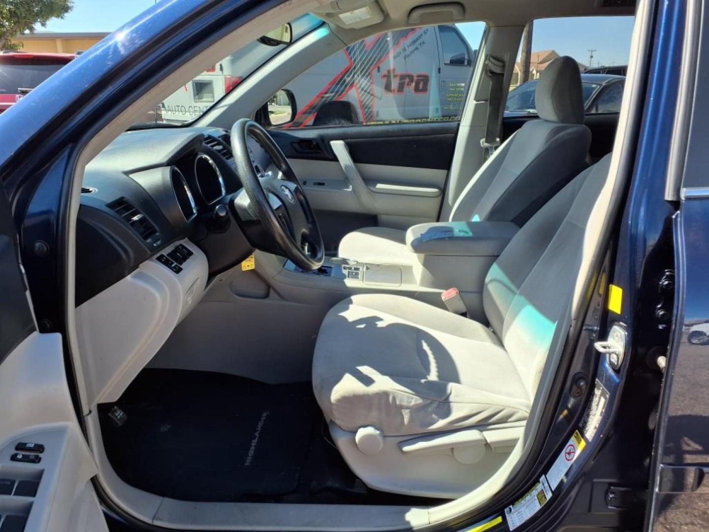 2011 Nautical Blue Metallic Toyota Highlander Base (5TDZK3EH8BS) with an 3.5L 3.5L V6 270hp 248ft. lbs. Fuel Injected engine, 5-Speed Automatic transmission, located at 1401 N. Hobart, Pampa, TX, 79065, (806) 665-9872, 35.549953, -100.975098 - Photo#9